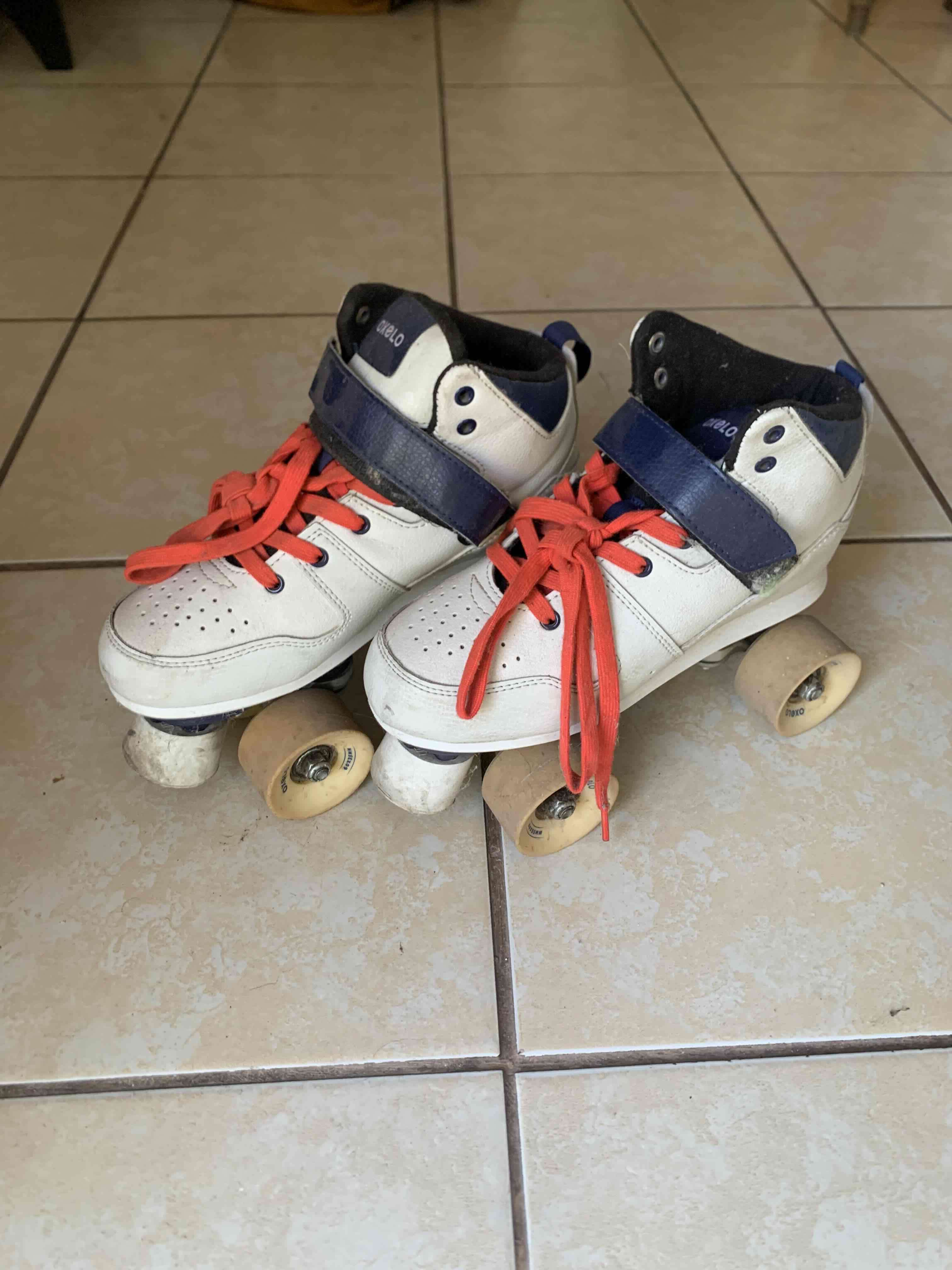 Patines de ruedas blancos con detalles azules