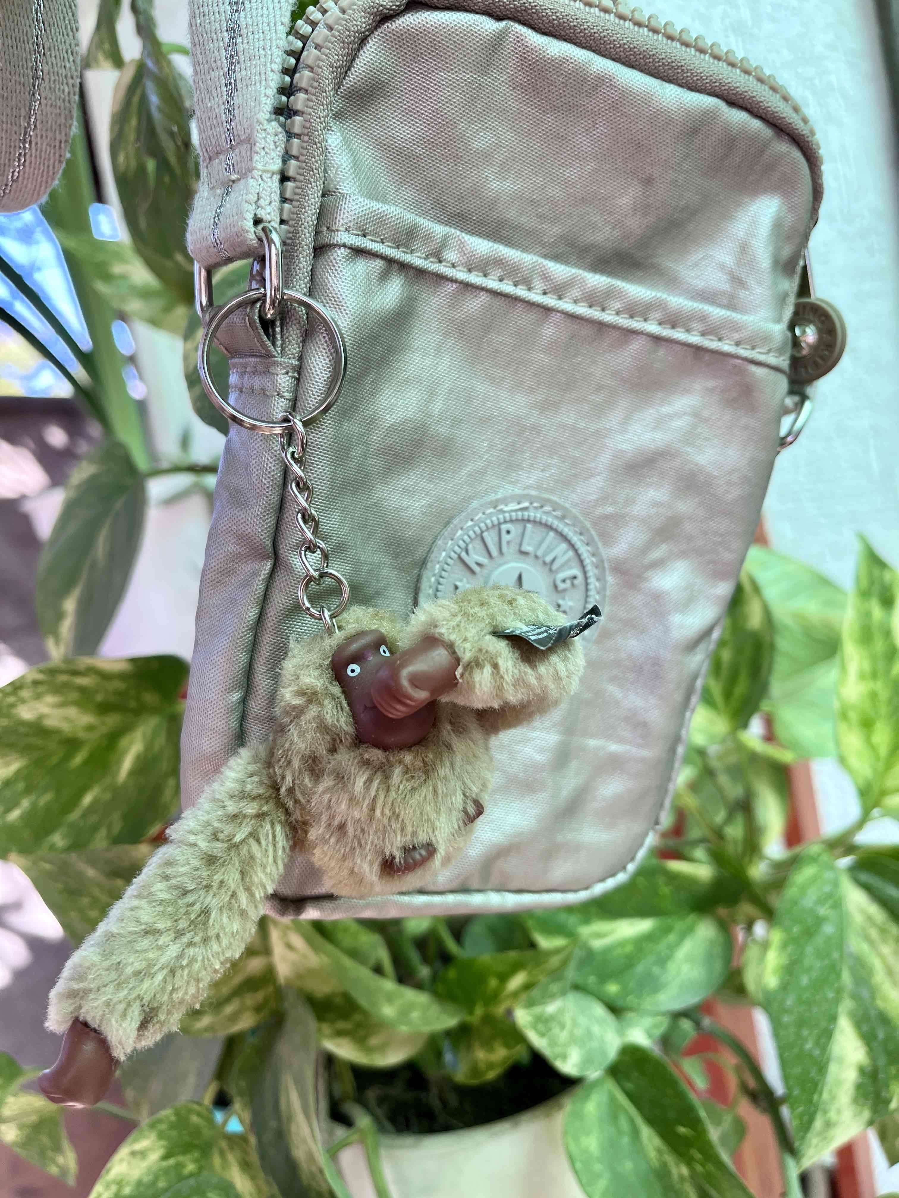 Bolso pequeño gris con colgante - miniatura 2