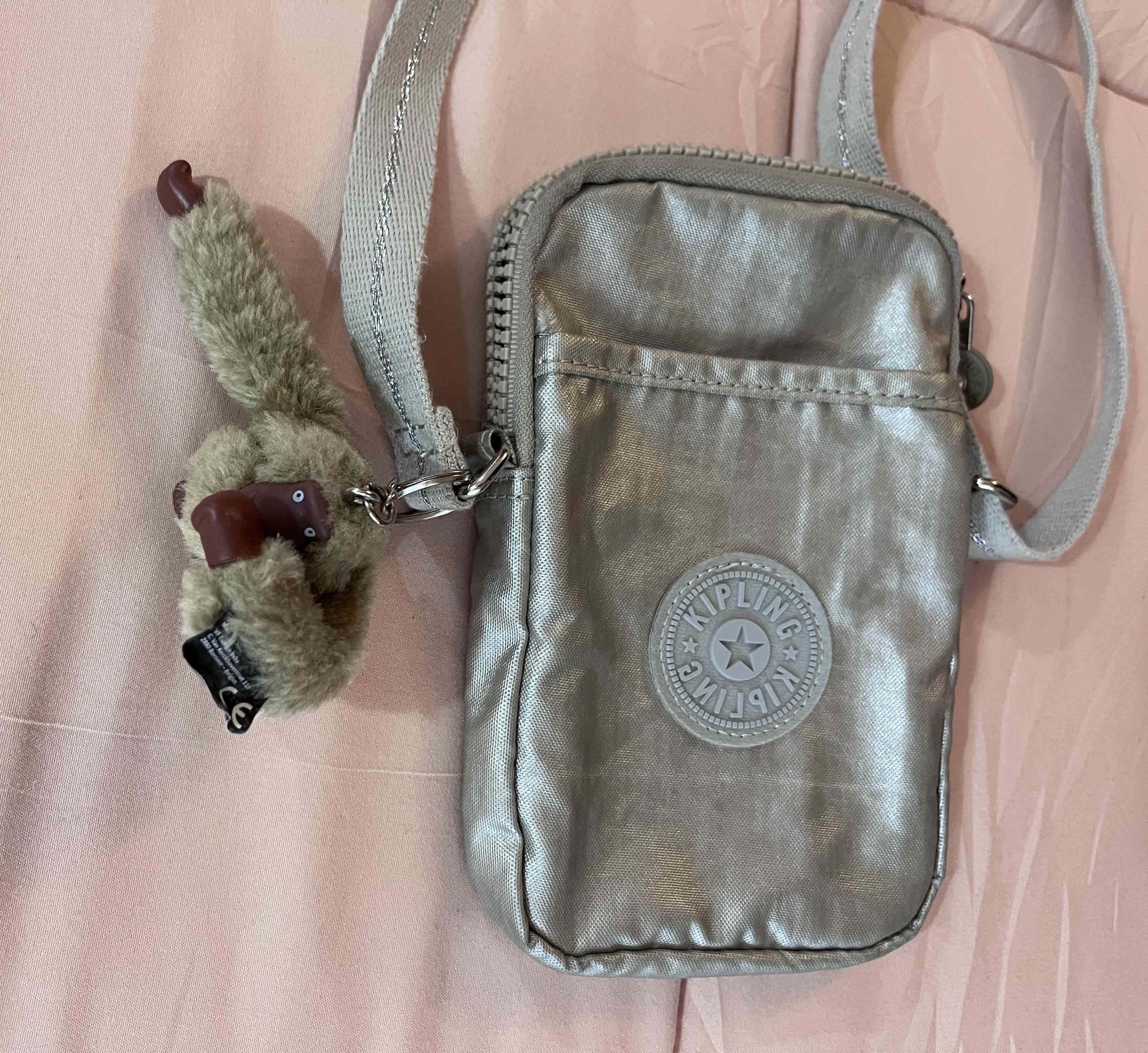 Bolso pequeño gris con colgante - miniatura 3