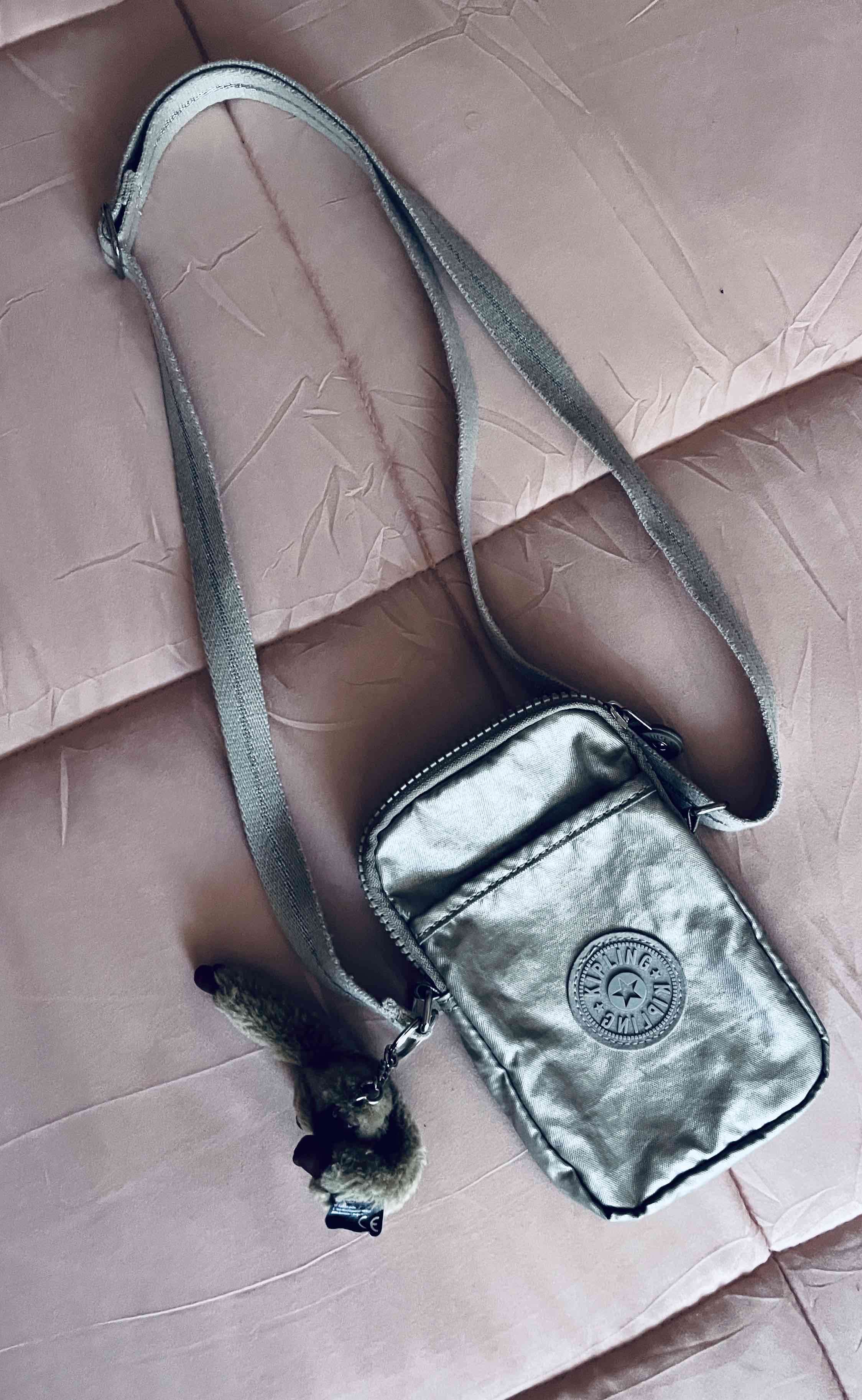 Bolso pequeño gris con colgante - miniatura 4