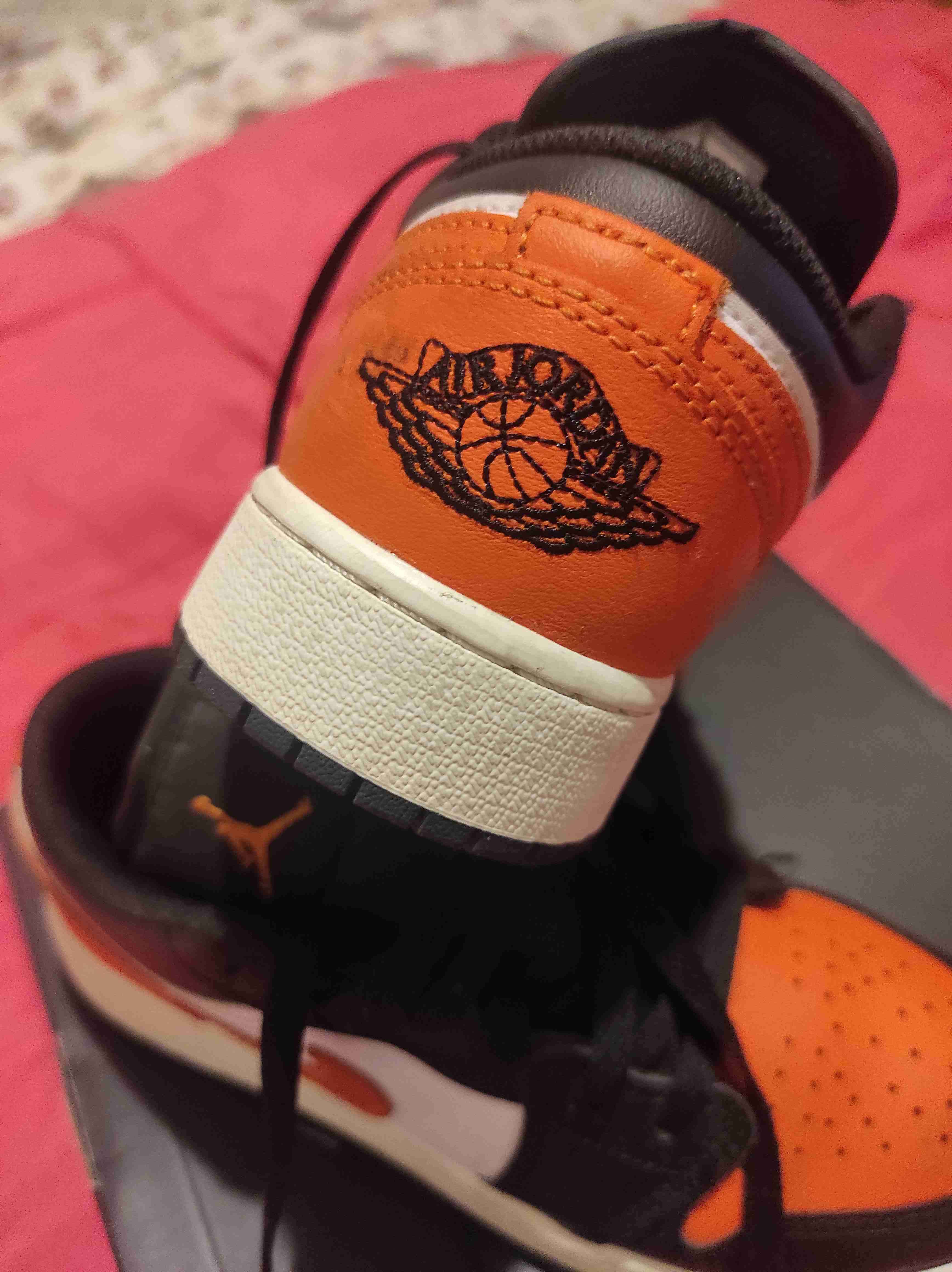 Zapatillas Nike Jordan  naranjas con negro - miniatura 2