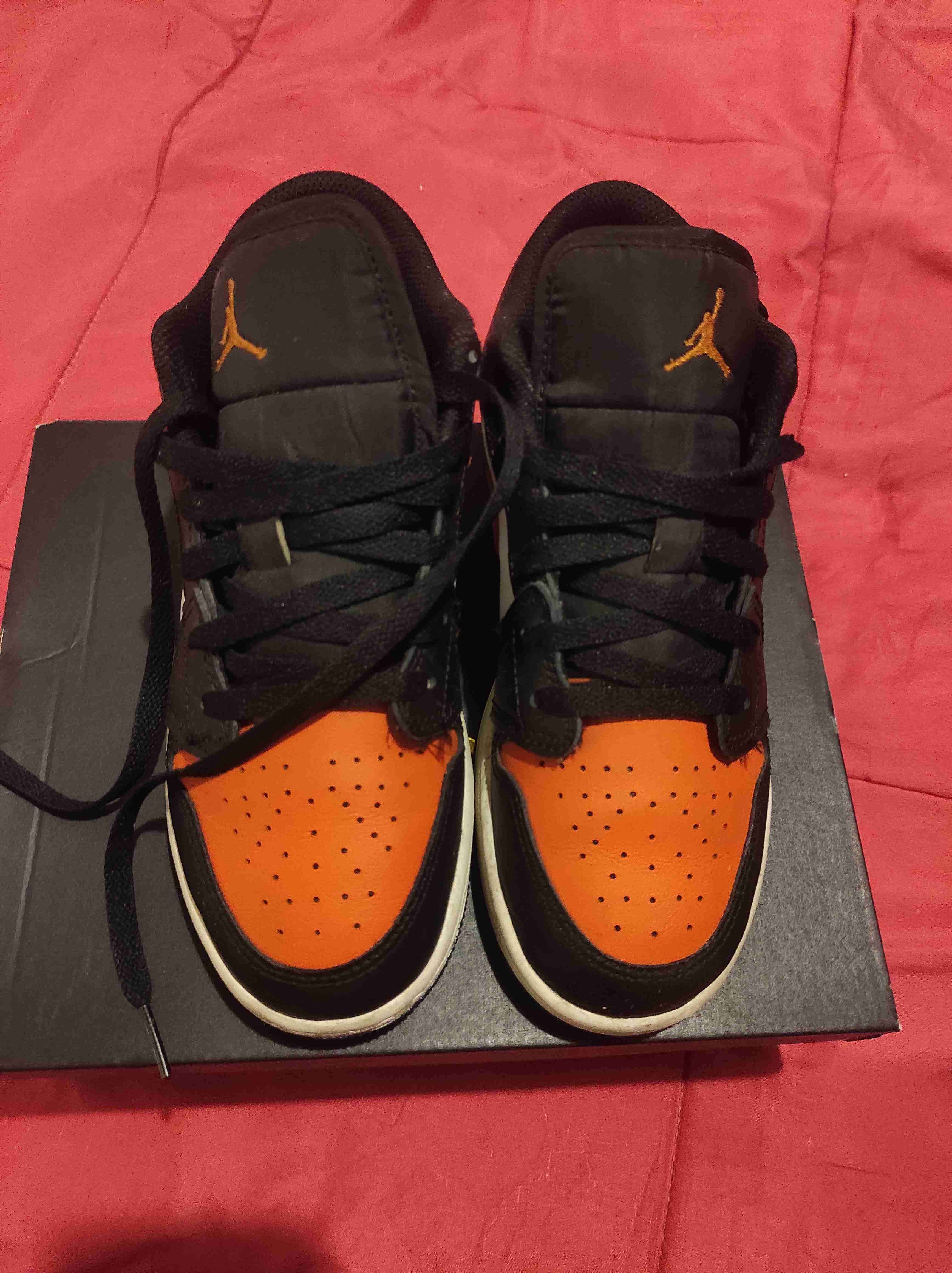 Zapatillas Nike Jordan  naranjas con negro - miniatura 3