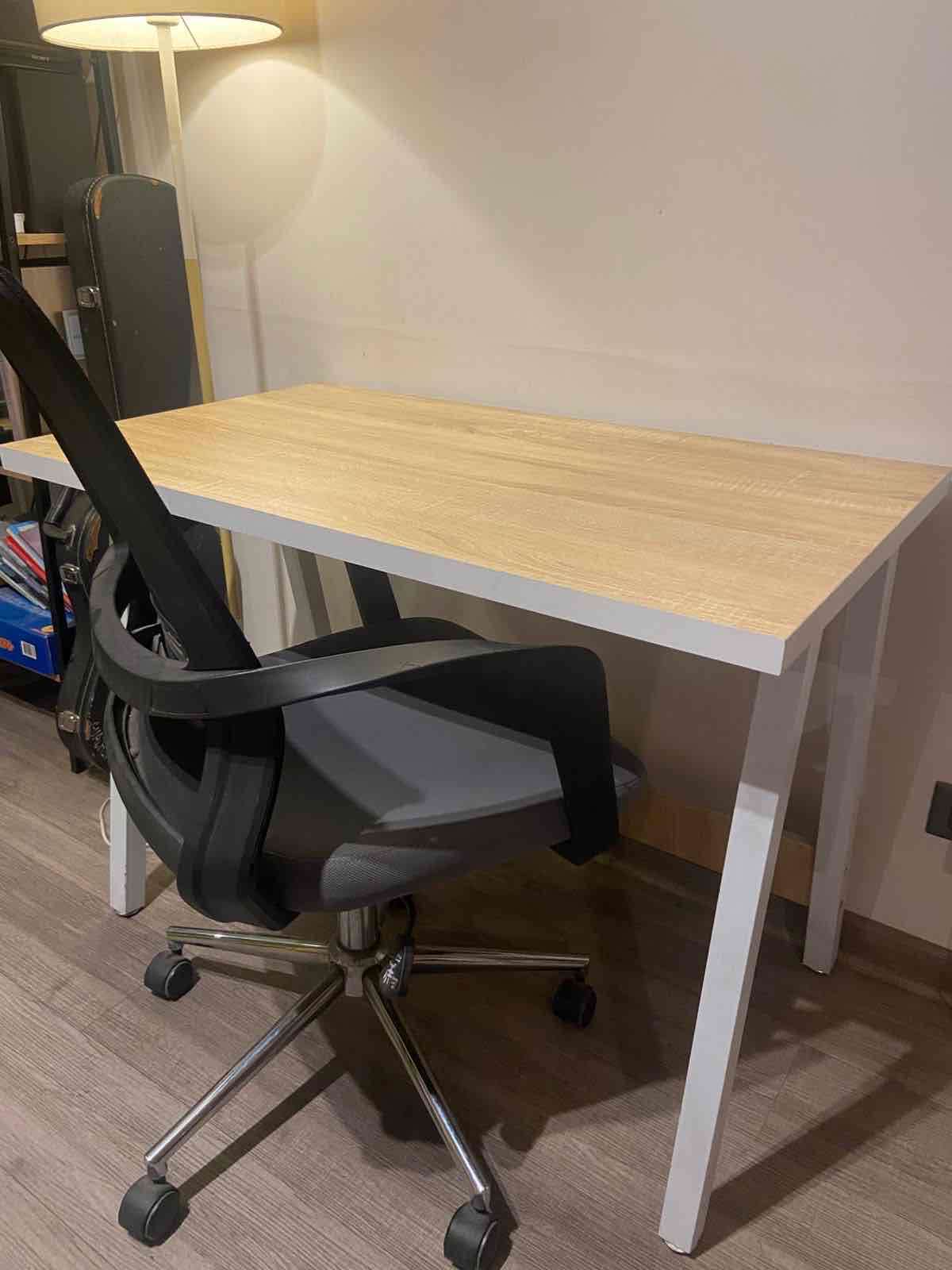 Escritorio de madera con silla - miniatura 1