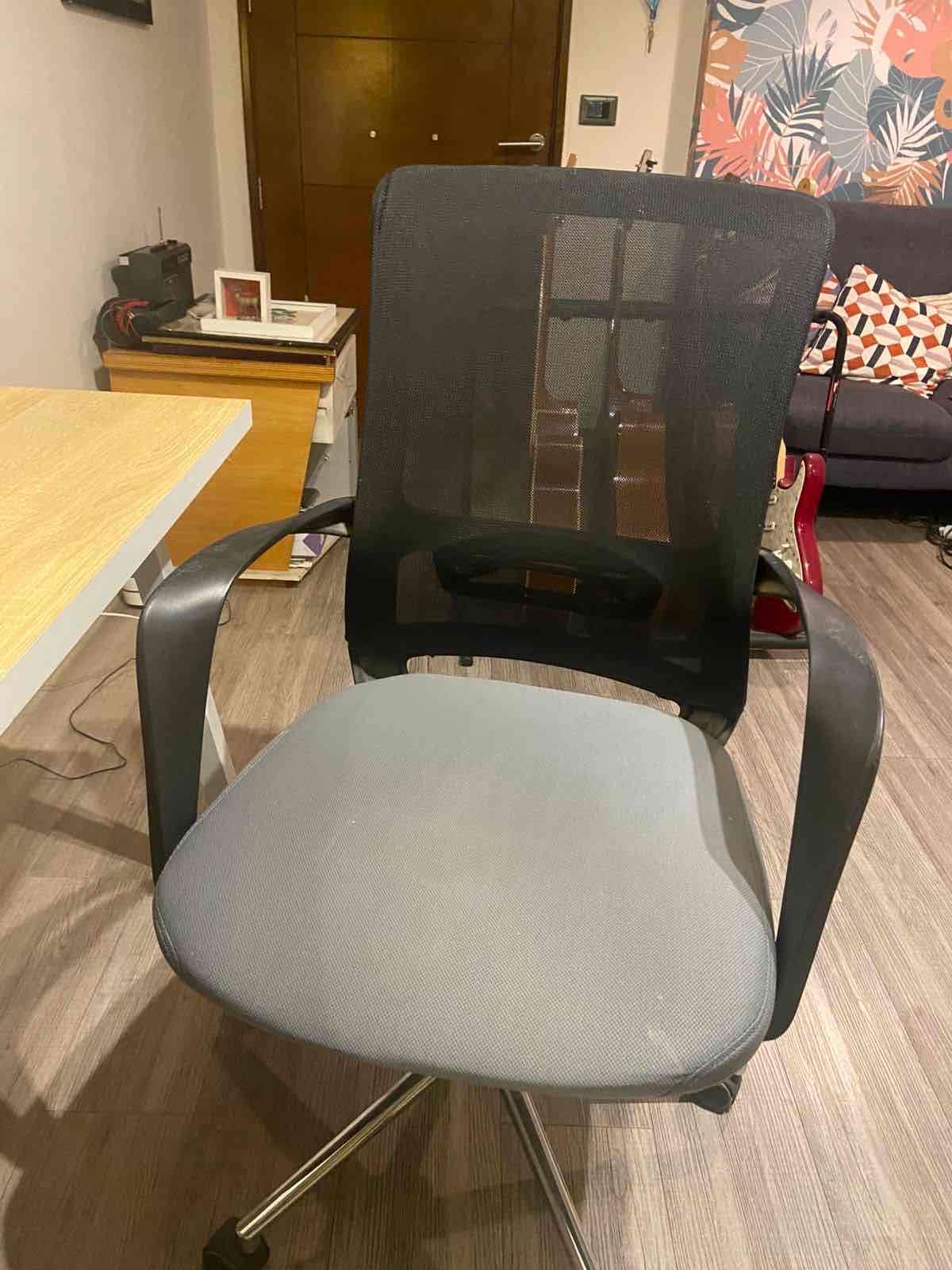 Escritorio de madera con silla - miniatura 2