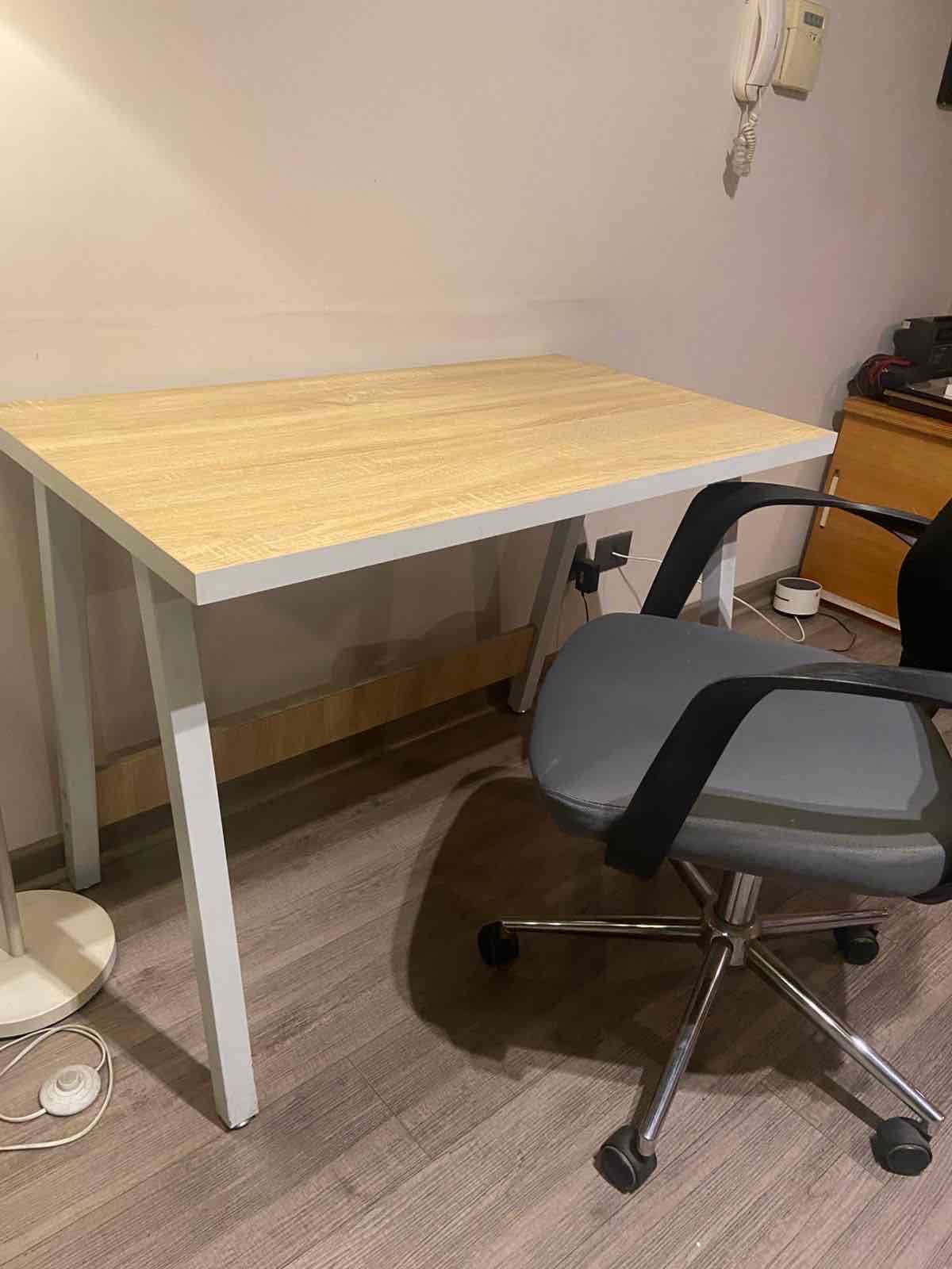 Escritorio de madera con silla - miniatura 3