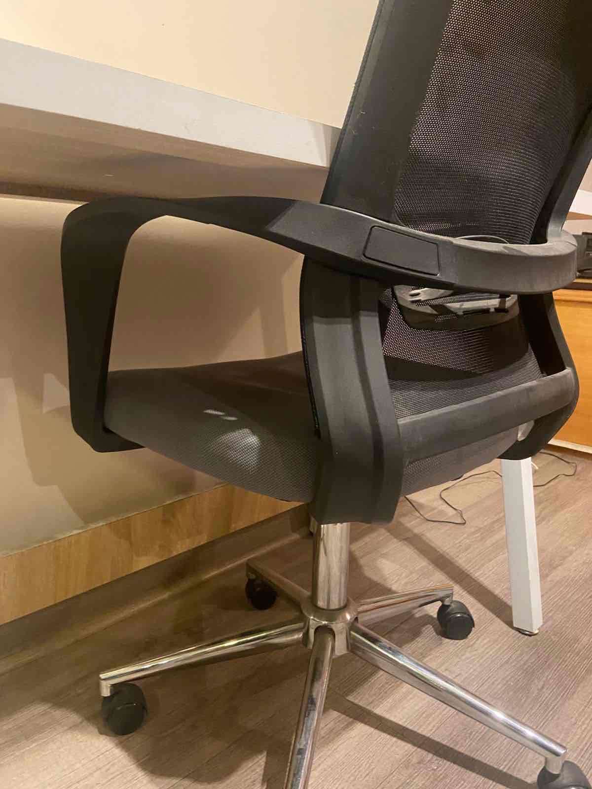 Escritorio de madera con silla - miniatura 4