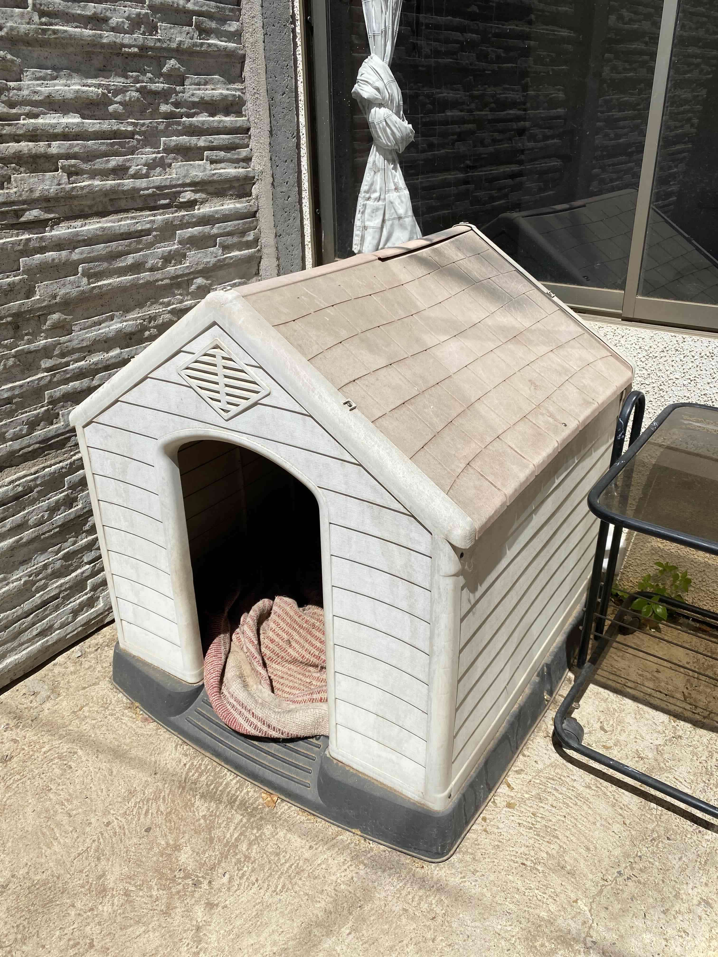 Casa de perro plástica mediana - miniatura 1