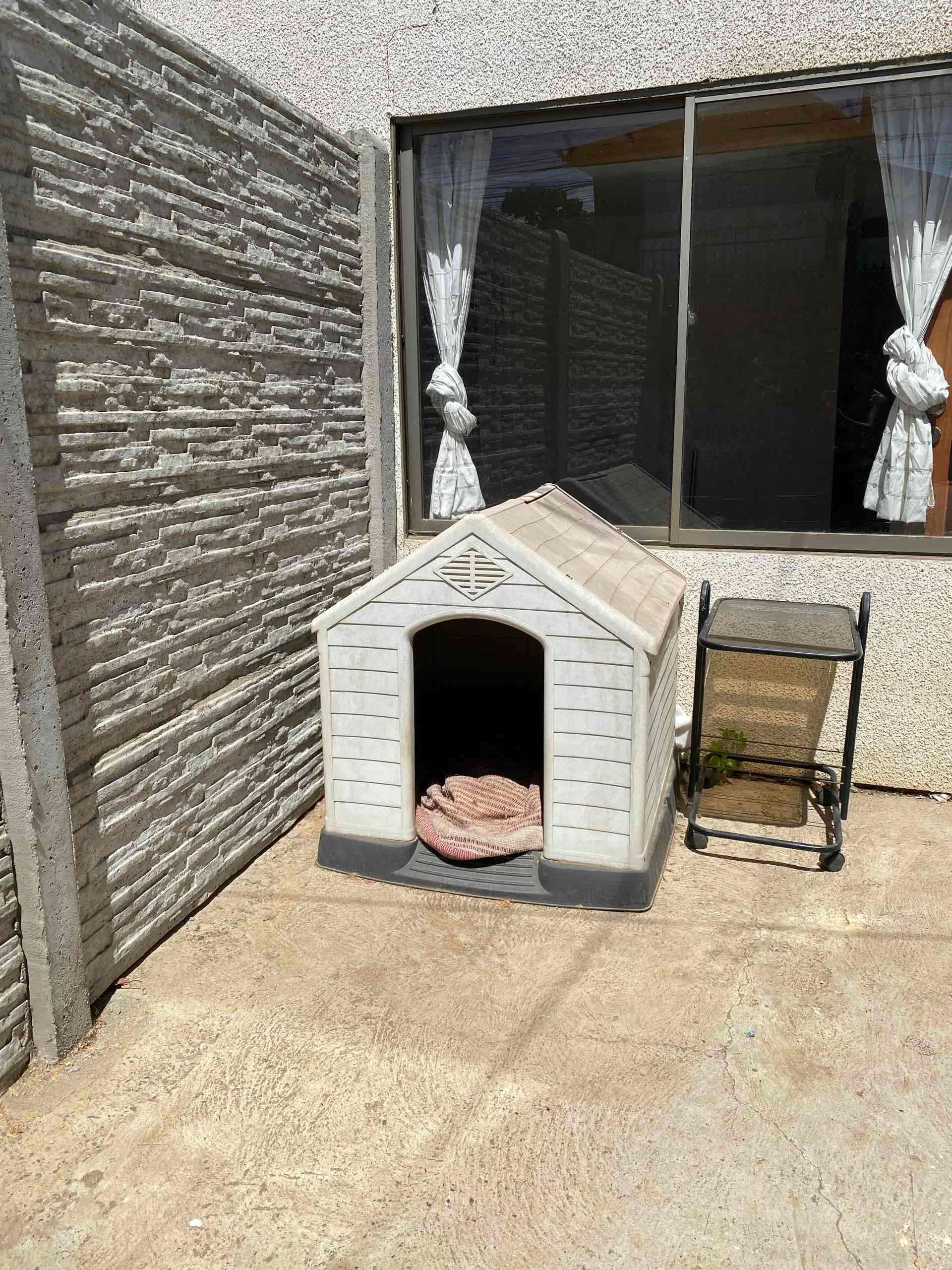 Casa de perro plástica mediana - miniatura 2