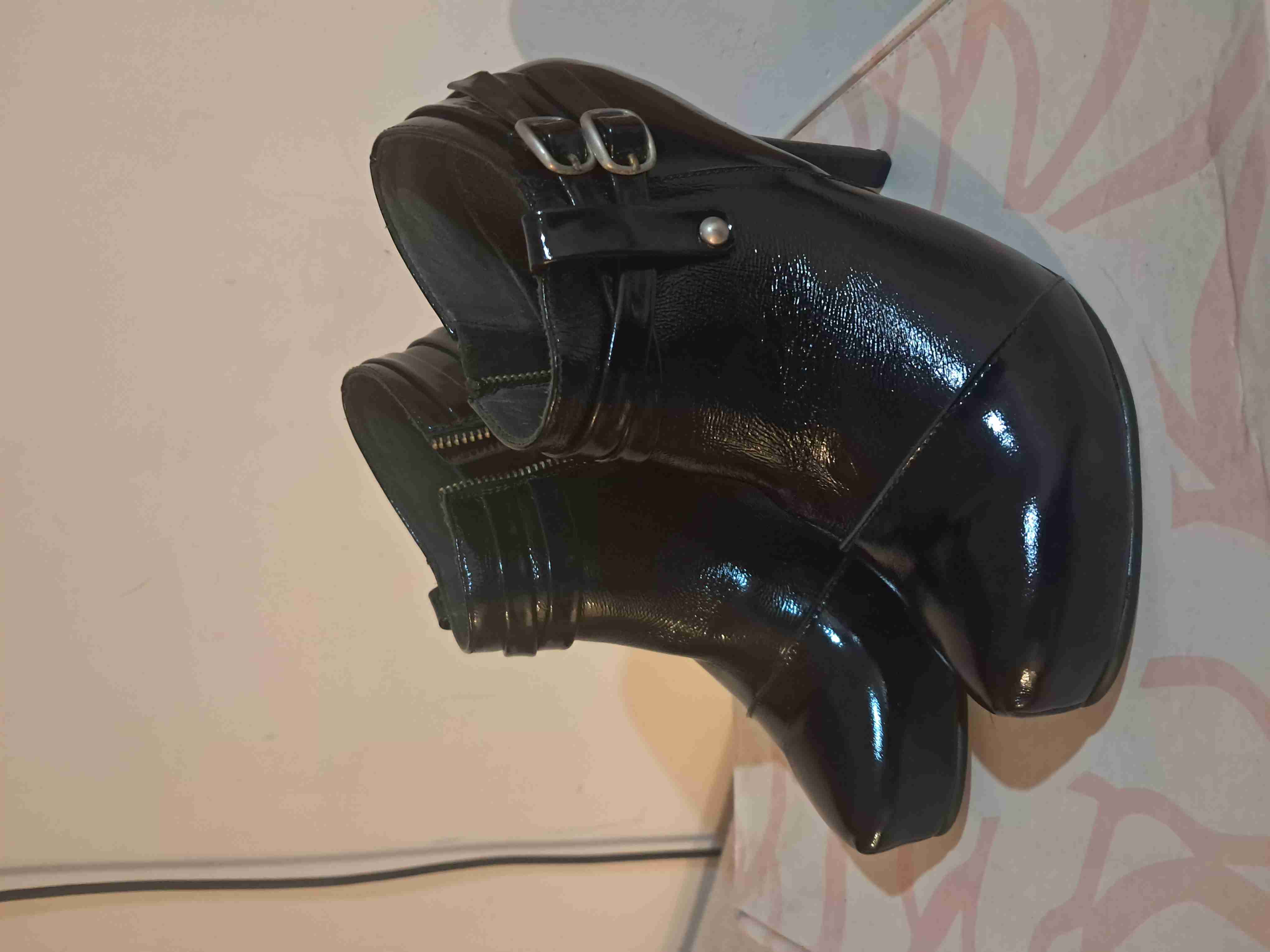 Botines negros de charol con hebilla - miniatura 2