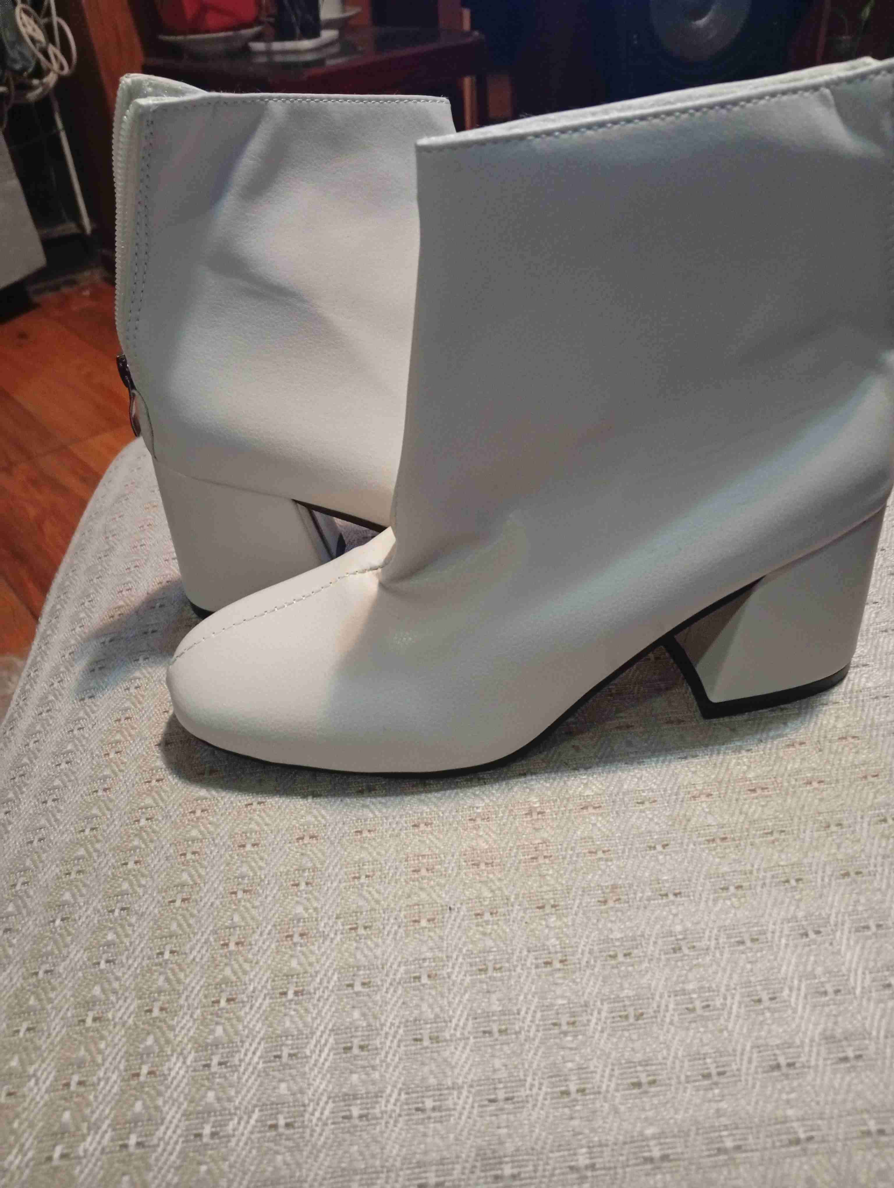 Botines blancos de tacón medio