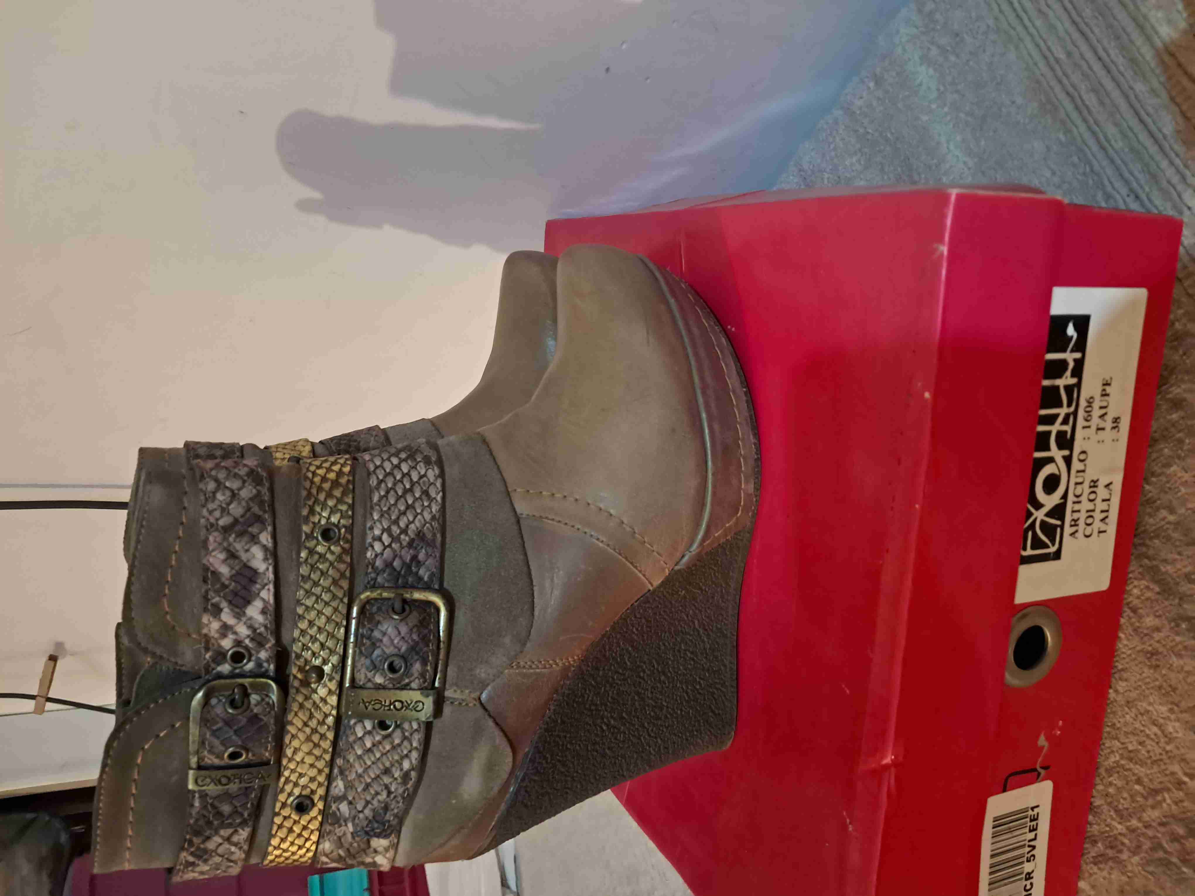 Botines color taupe con hebillas Marca Exótica - miniatura 1