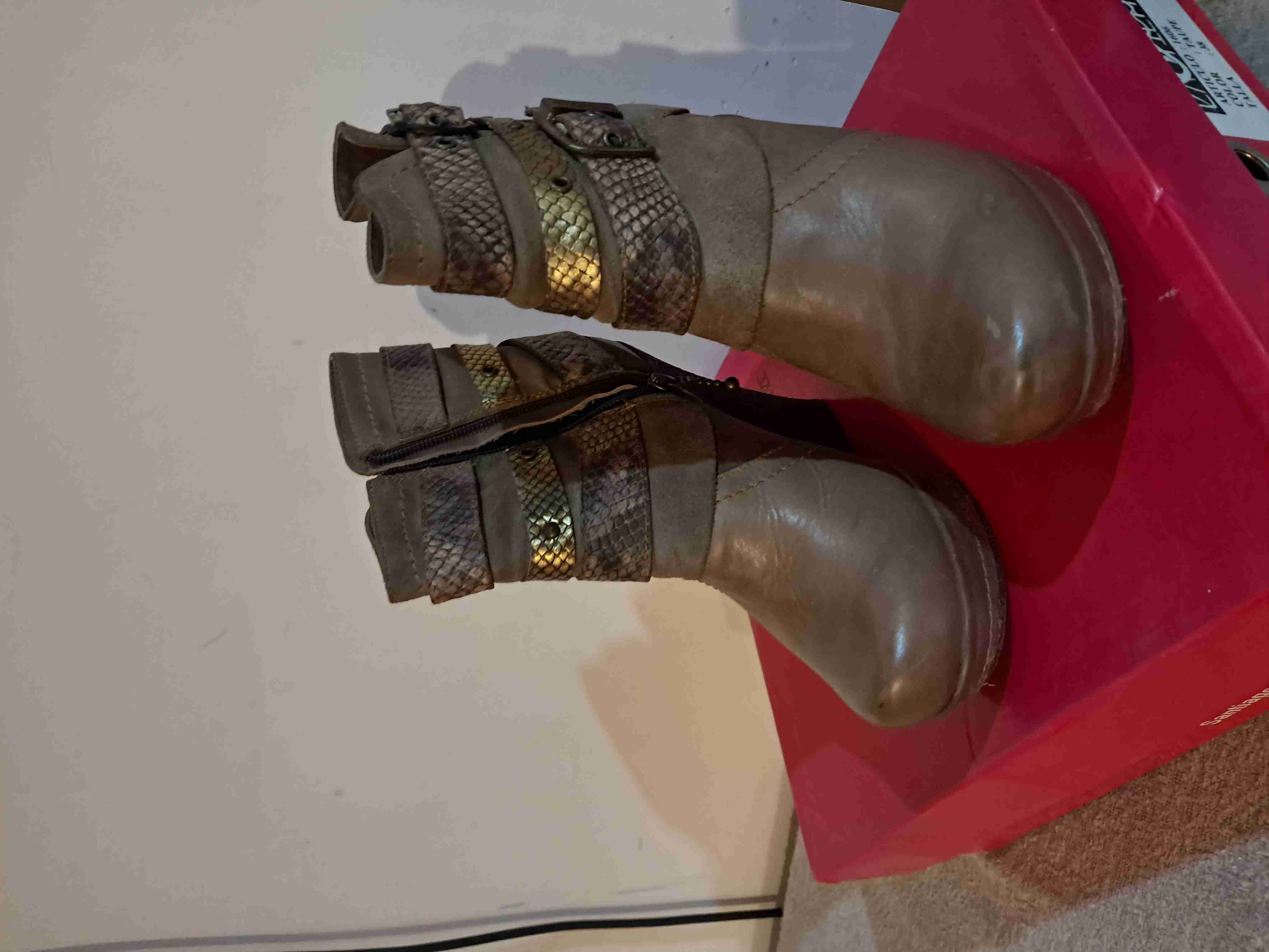 Botines color taupe con hebillas Marca Exótica - miniatura 2