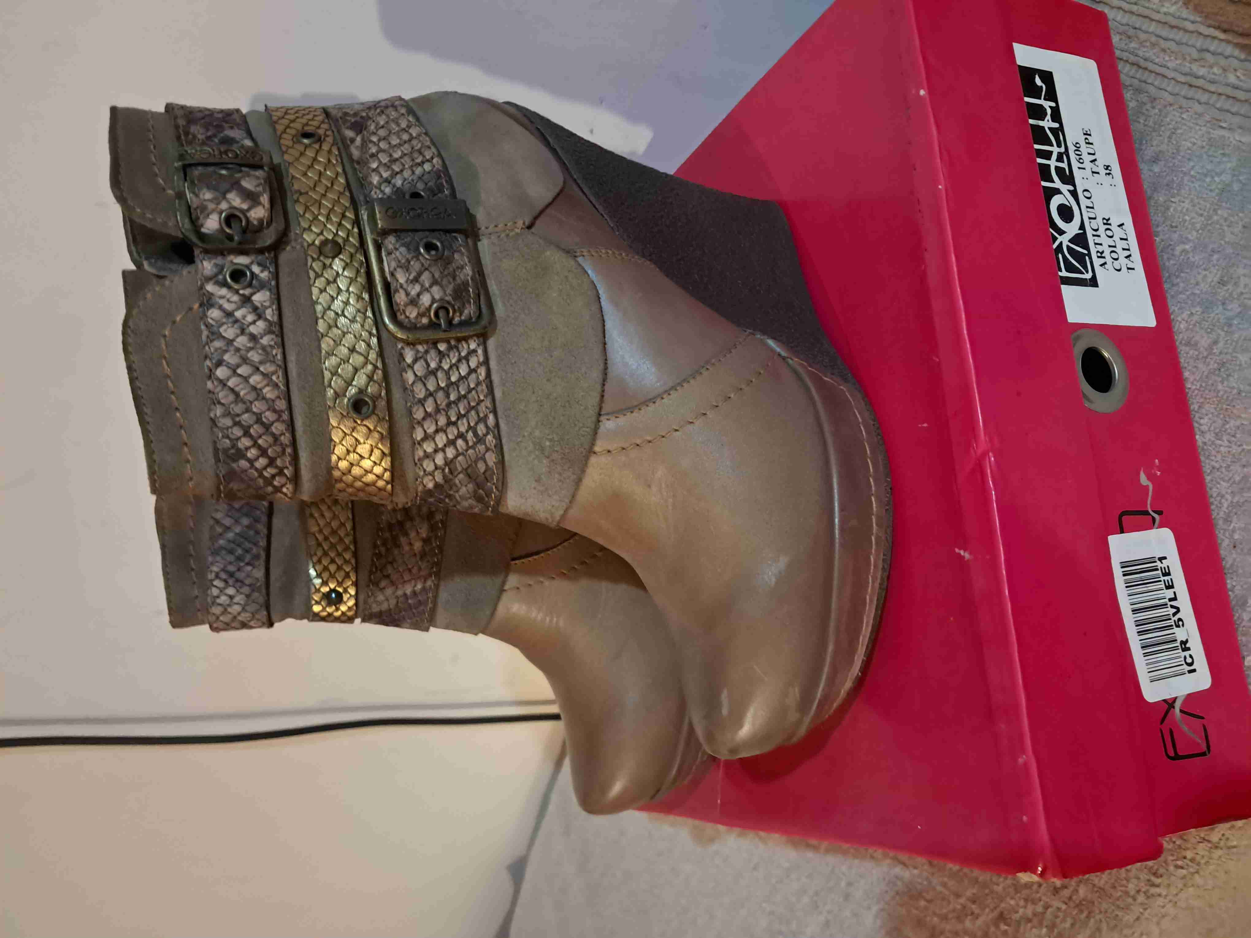 Botines color taupe con hebillas Marca Exótica - miniatura 3