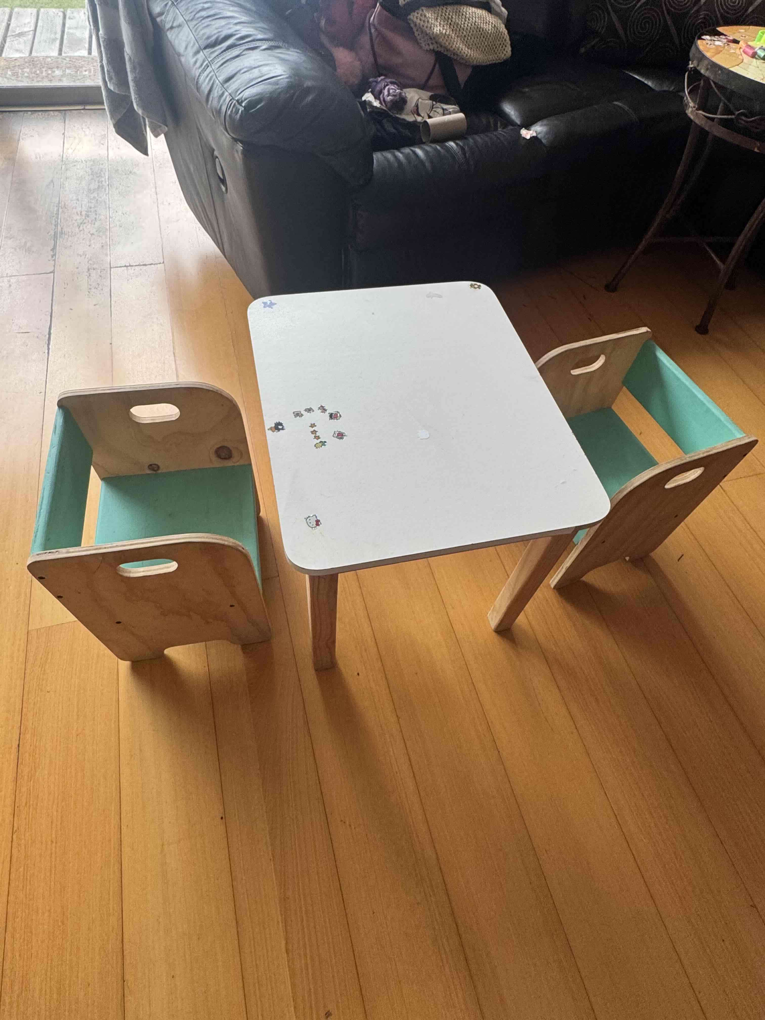 Mesa y sillas infantiles