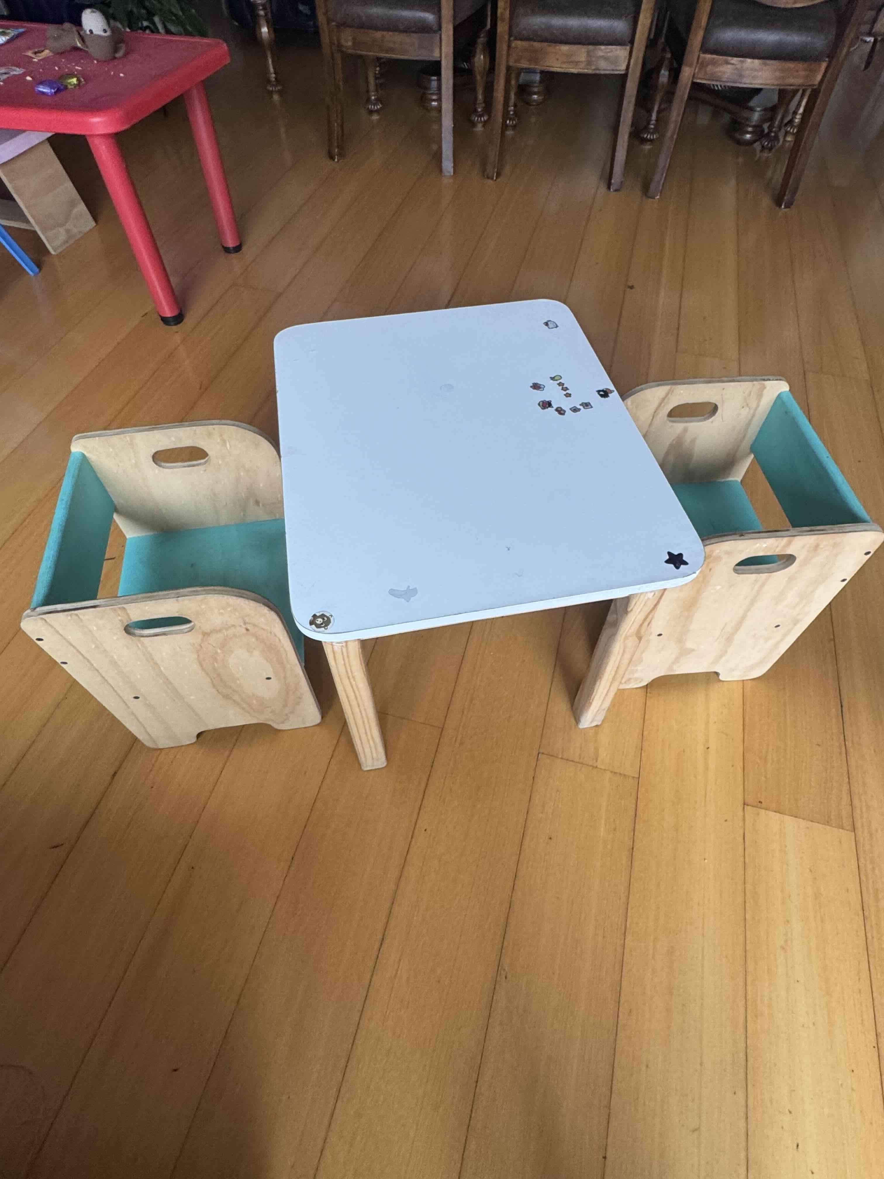 Mesa y sillas infantiles - miniatura 2