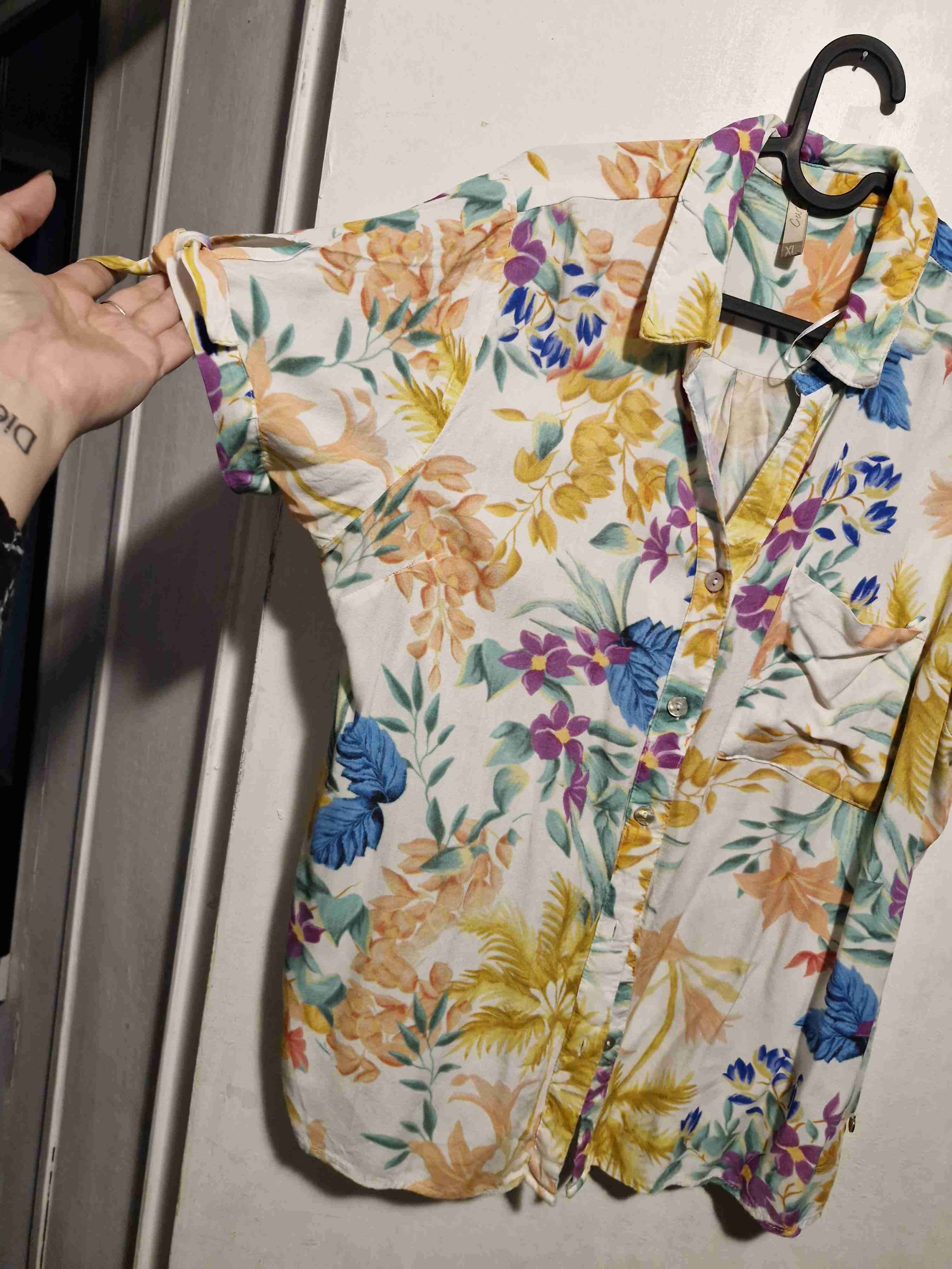 Camisa hawaiana floral colorida - miniatura 2