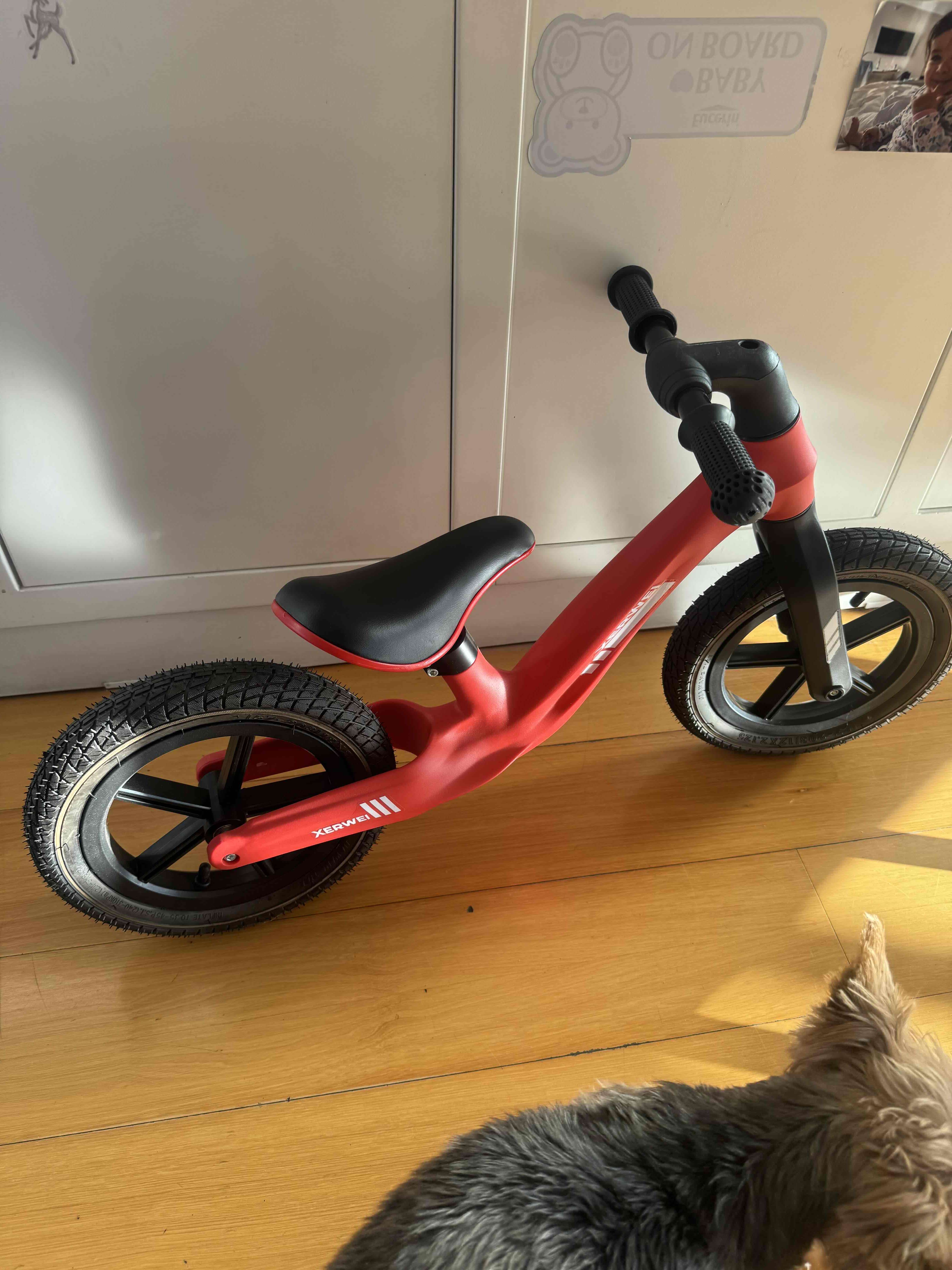 Bicicleta de equilibrio roja para niños