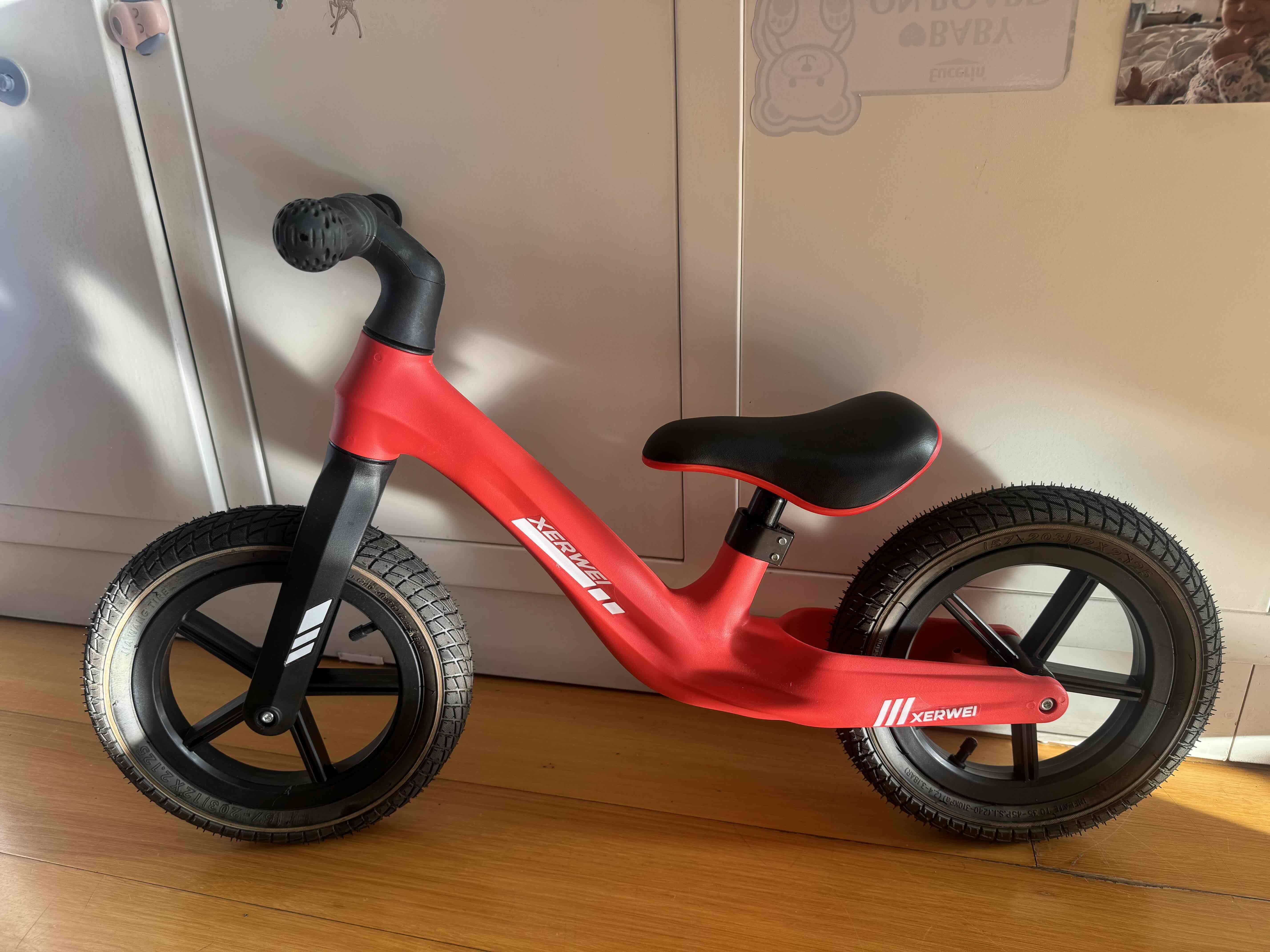 Bicicleta de equilibrio roja para niños - miniatura 2