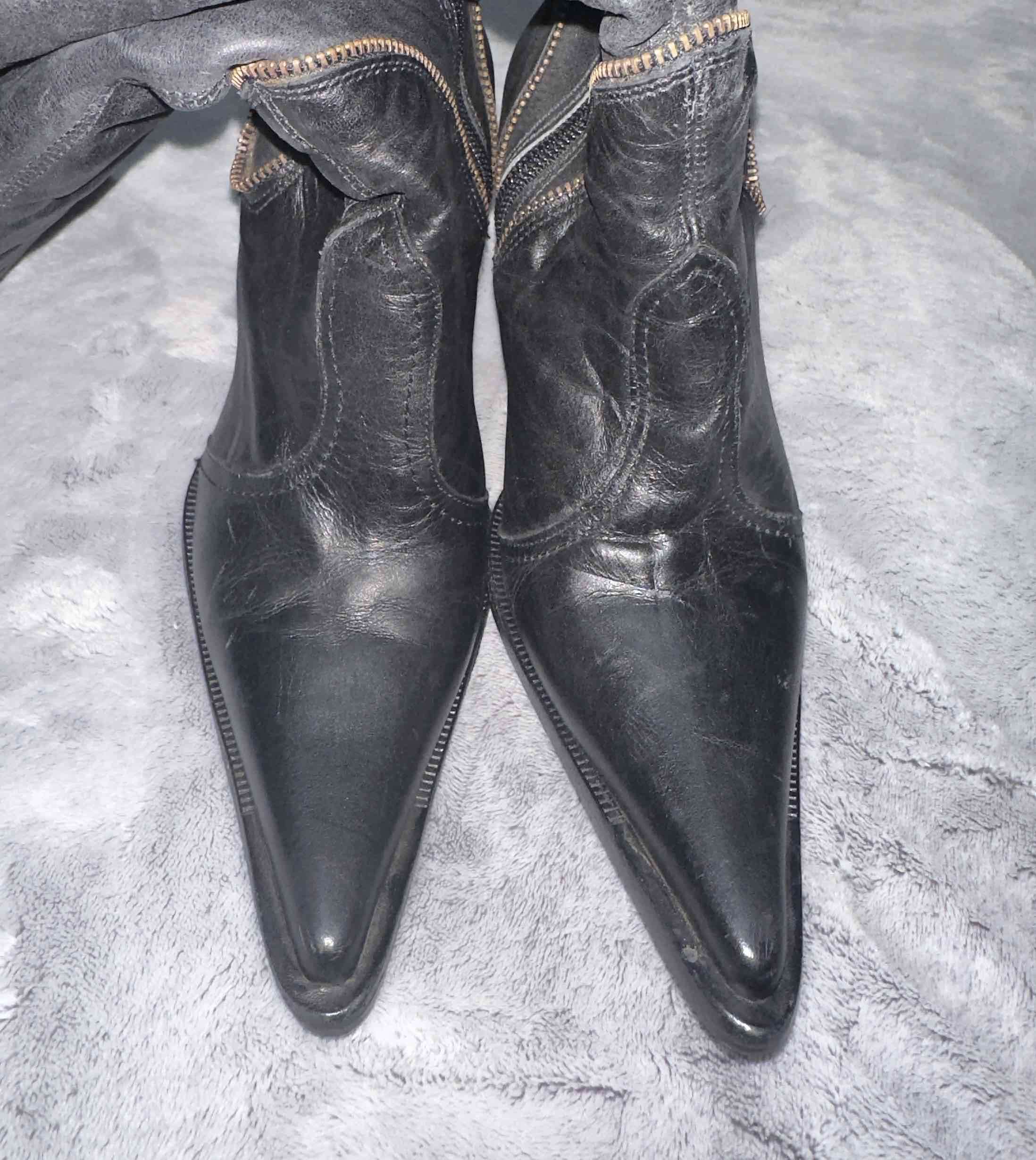 Botas negras de cuero con taco alto marca exótica - miniatura 2