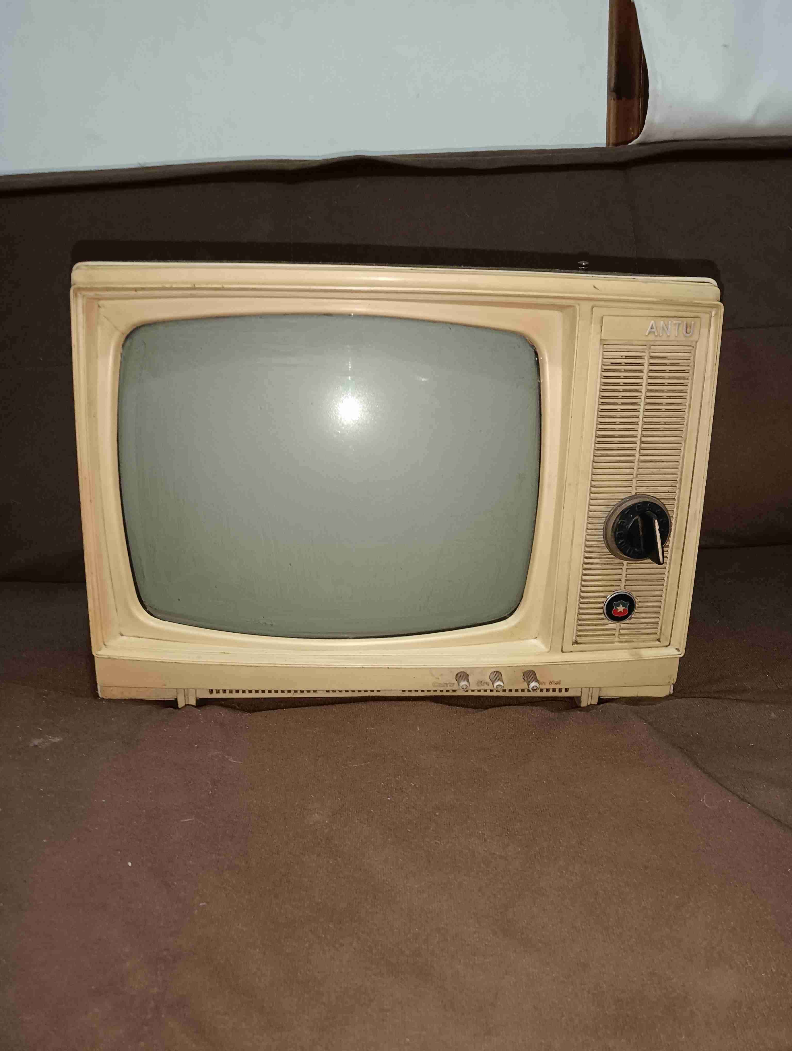 Televisor vintage Antu beige - miniatura 2