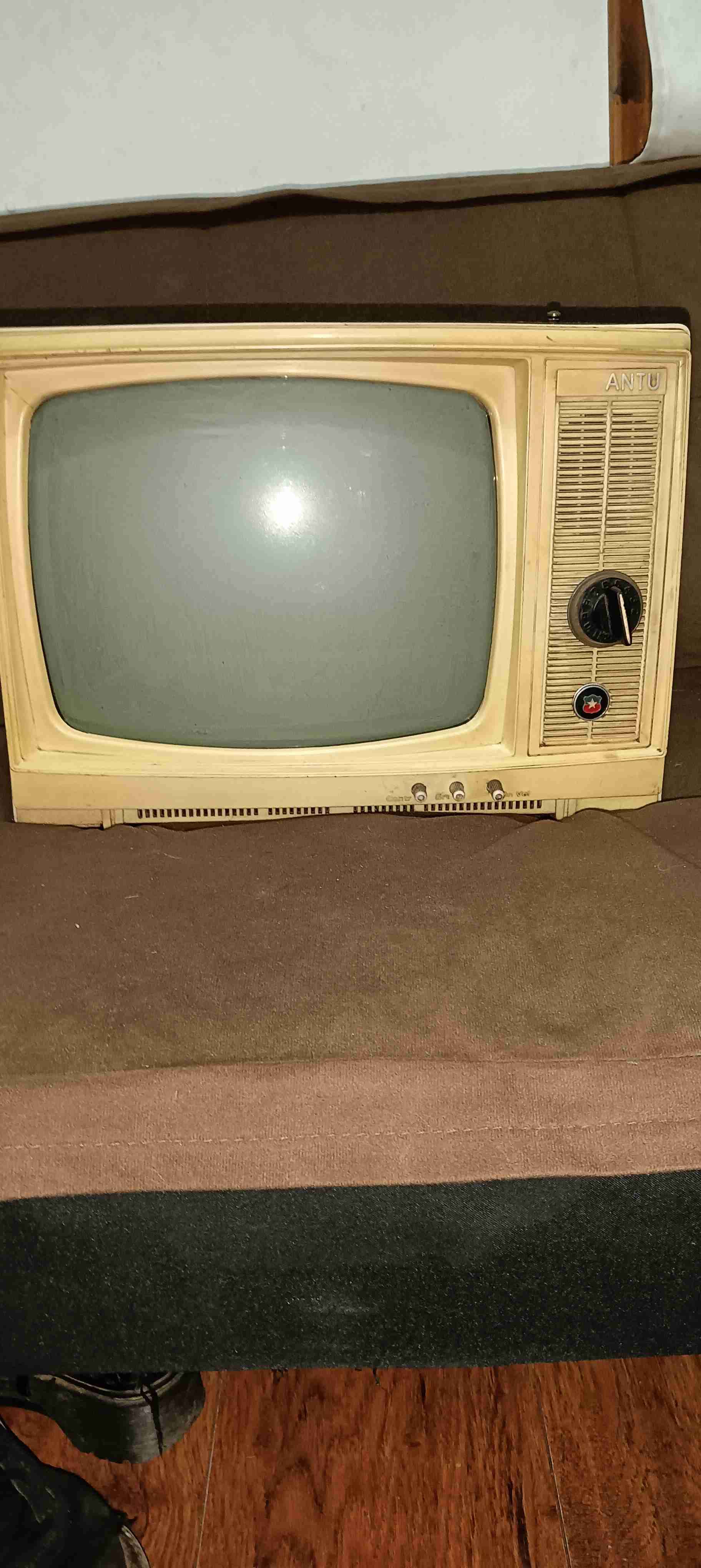 Televisor vintage Antu beige - miniatura 3