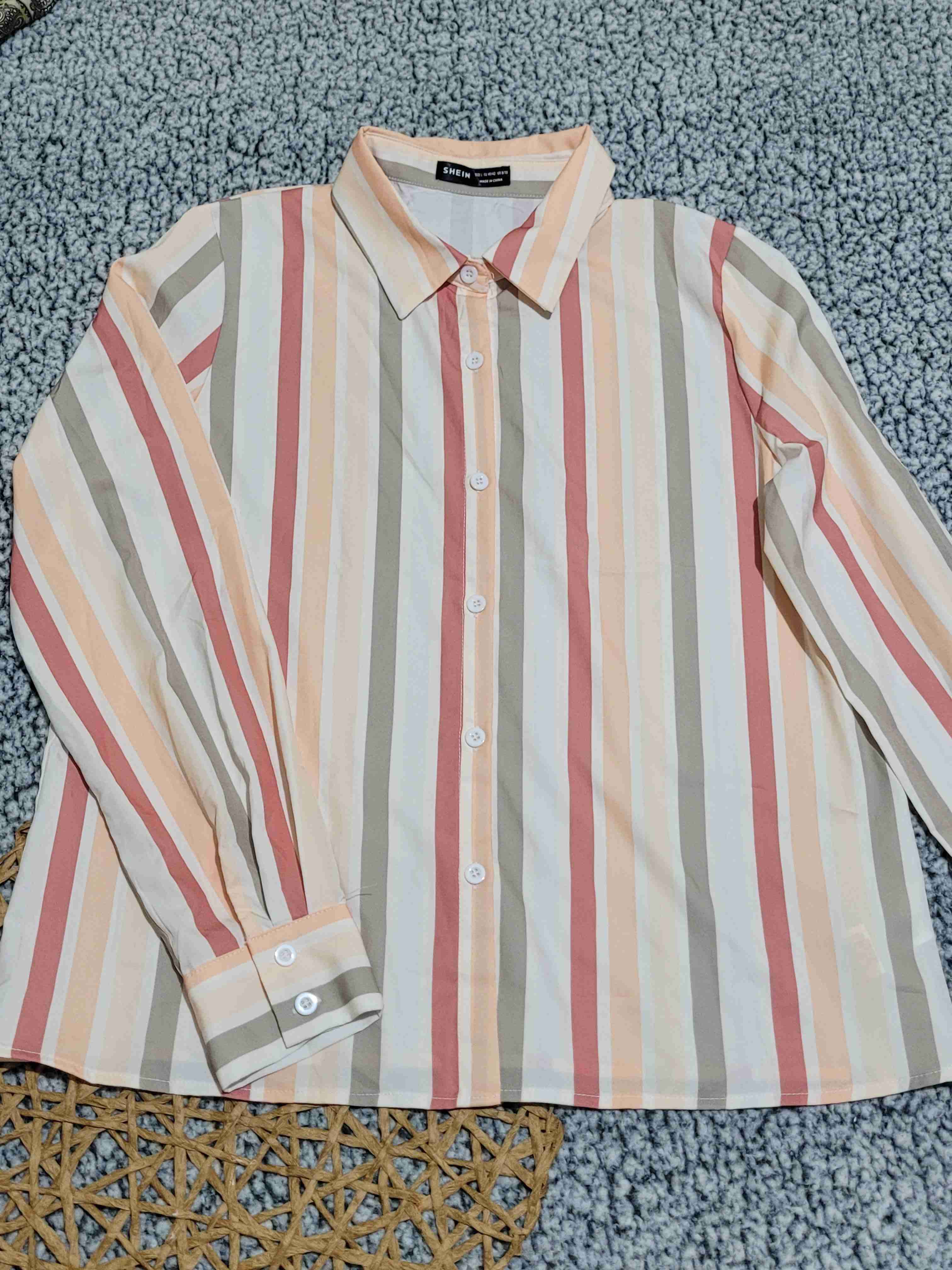 Camisa rayada de colores suaves - miniatura 1