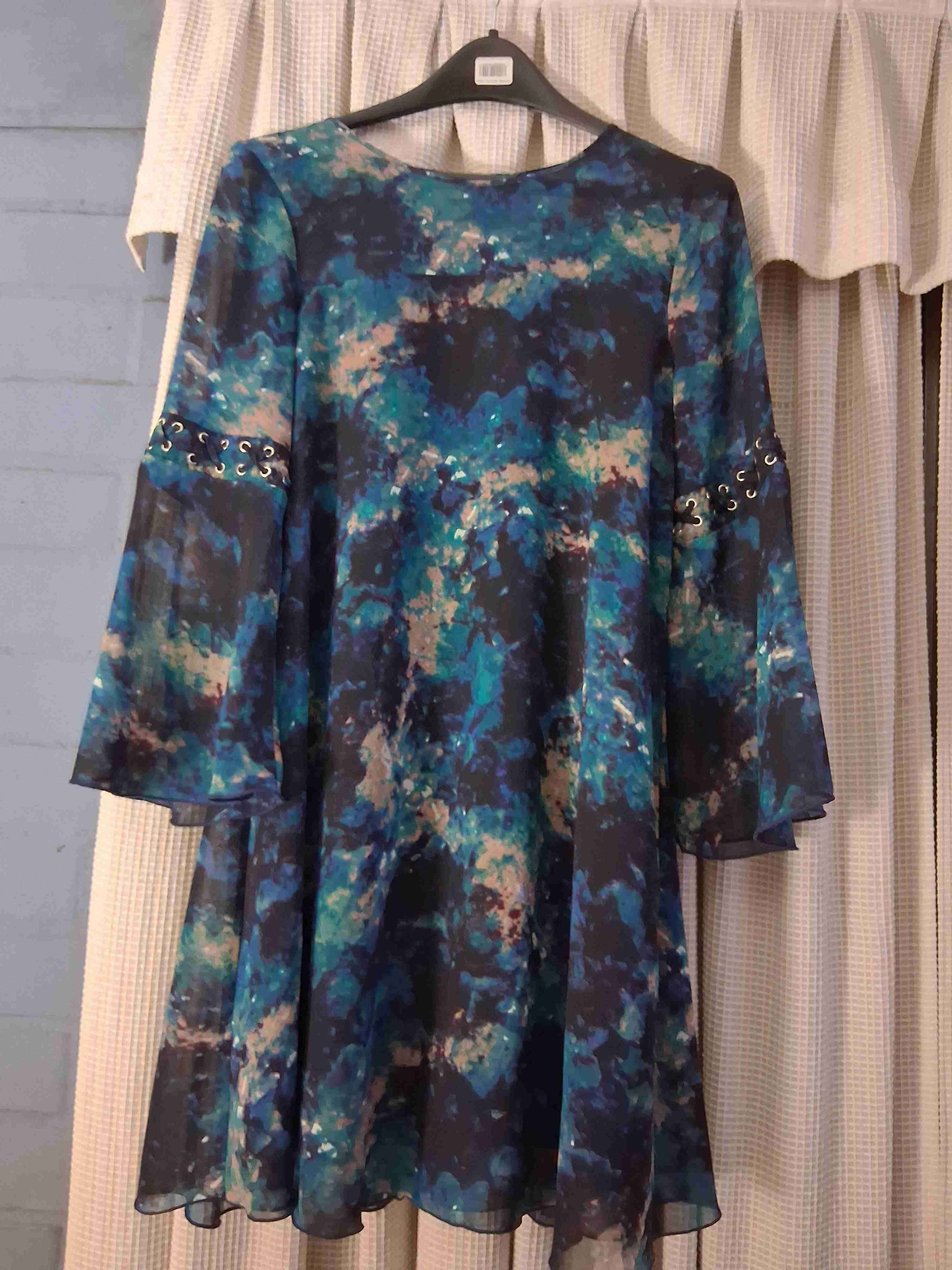 Vestido azul estampado elegante