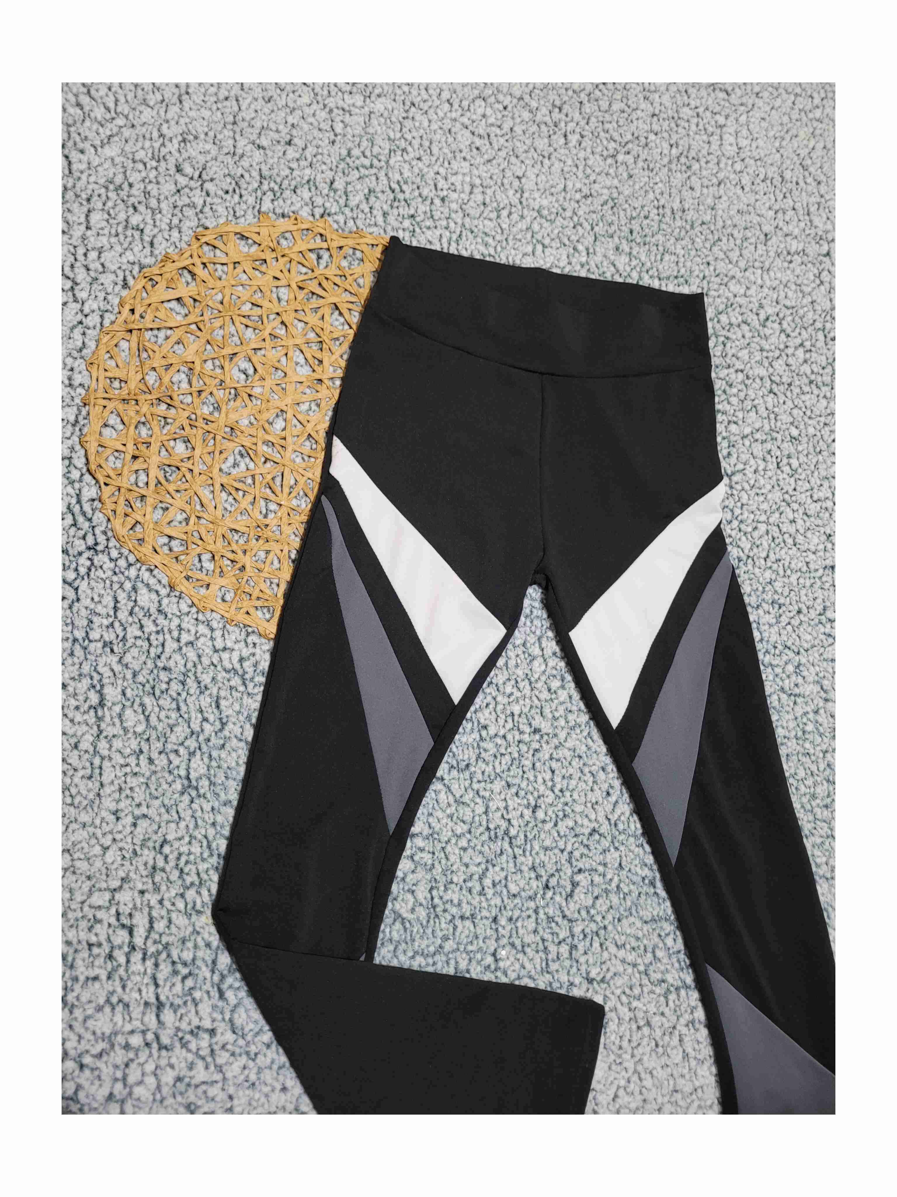 Leggings deportivos negros con diseño