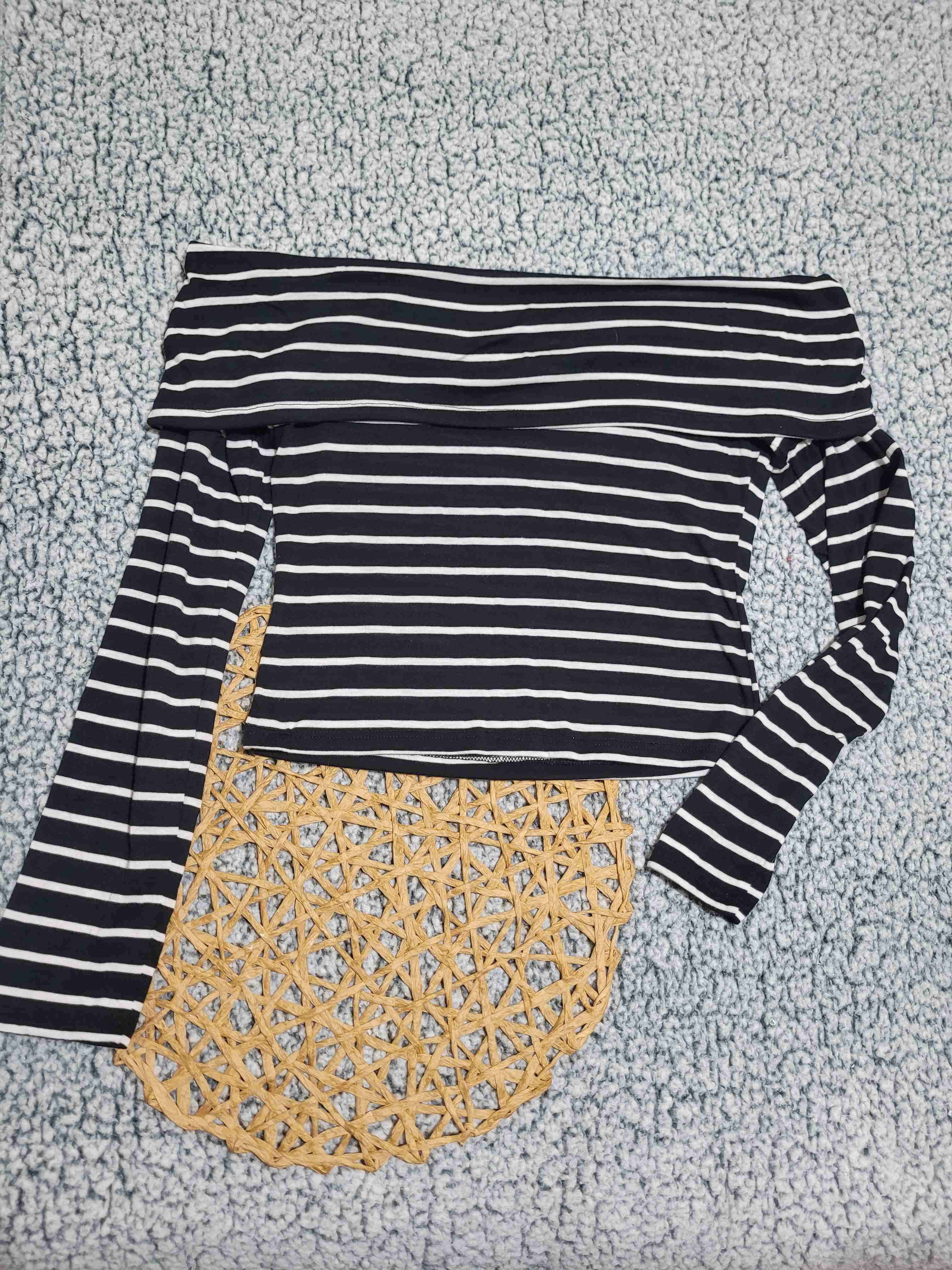 Polera rayada hombros descubiertos