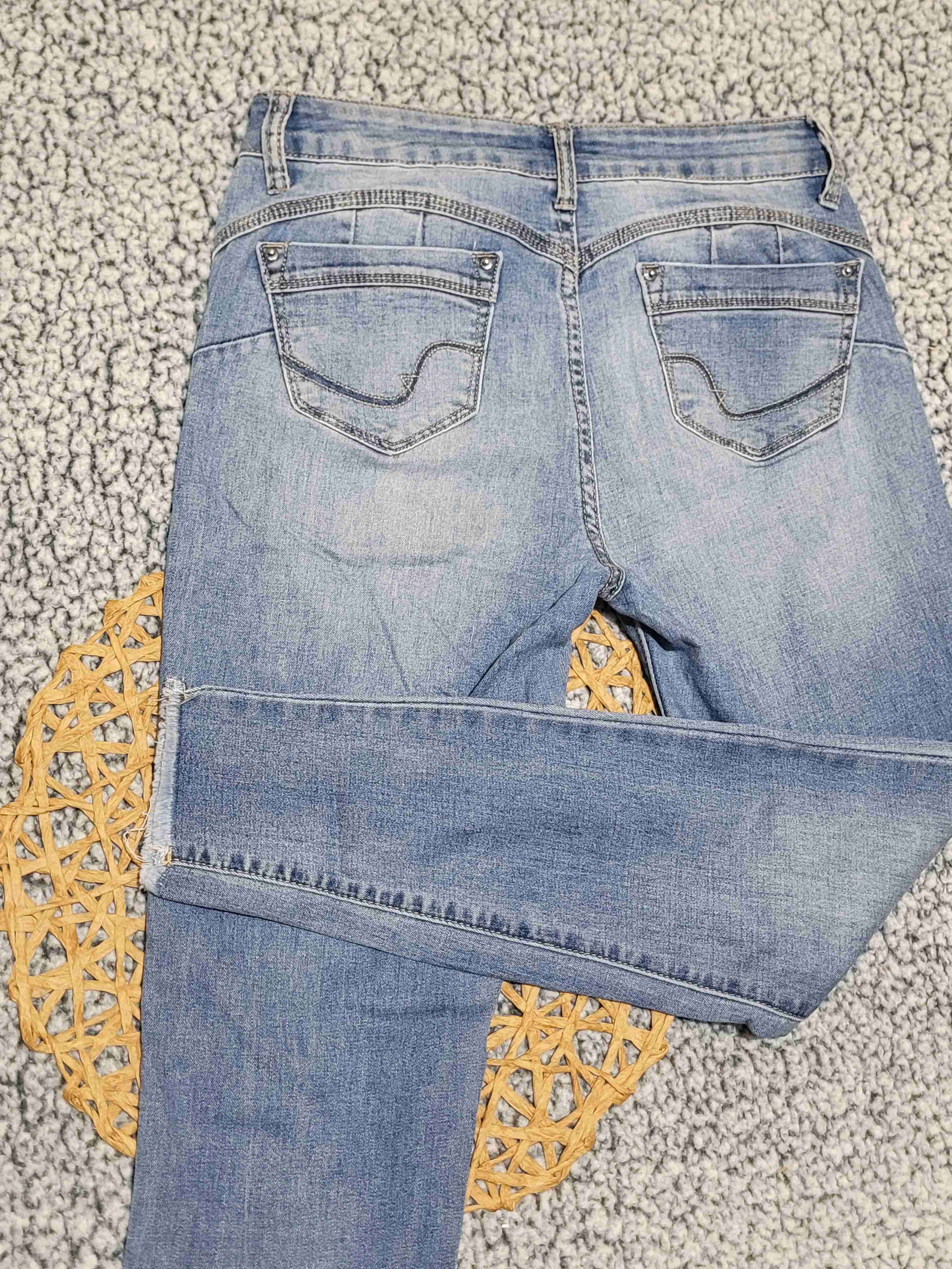 Jeans azul claro desgastados - miniatura 2