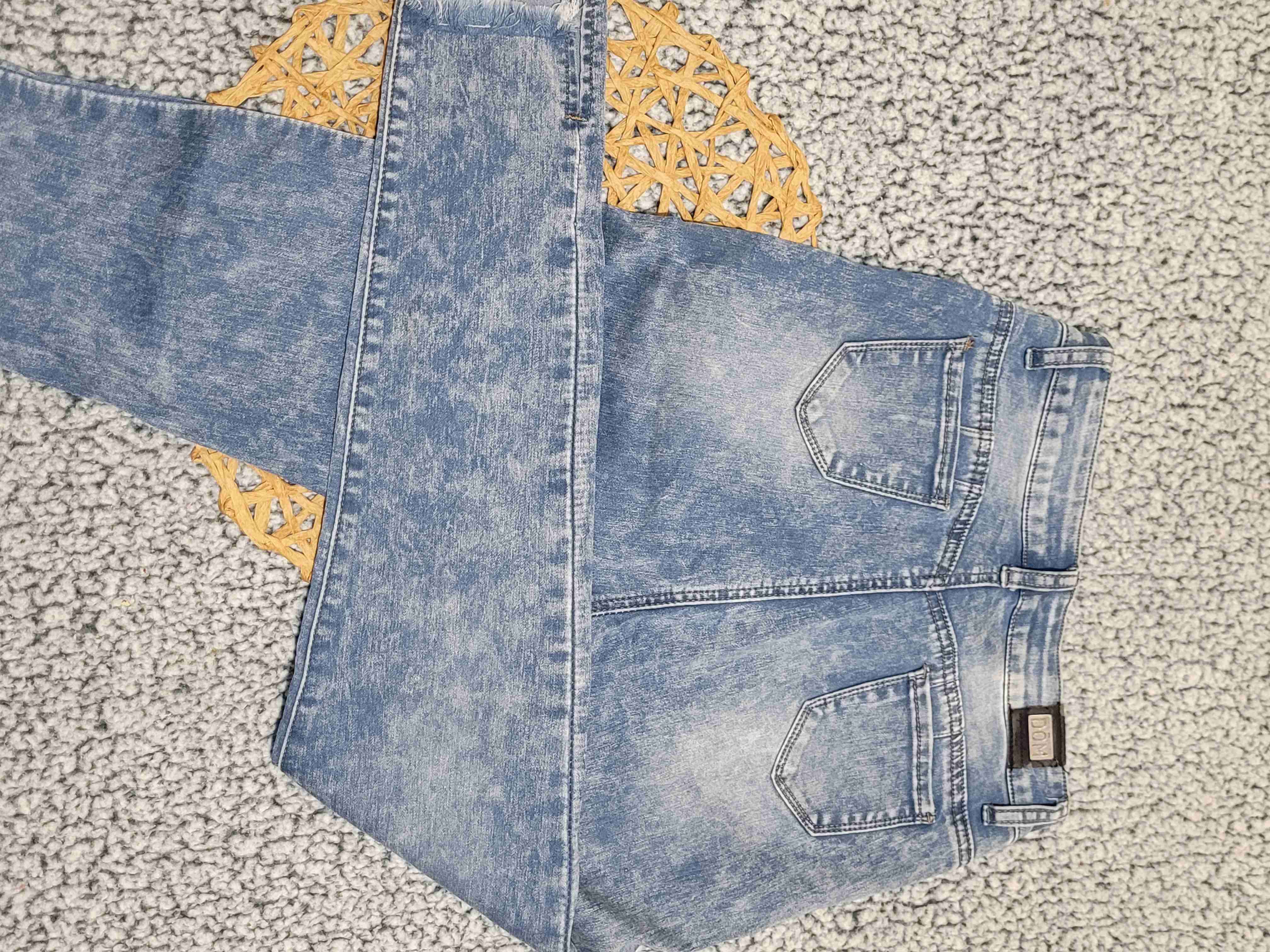 Jeans celeste estilo desgastado - miniatura 2
