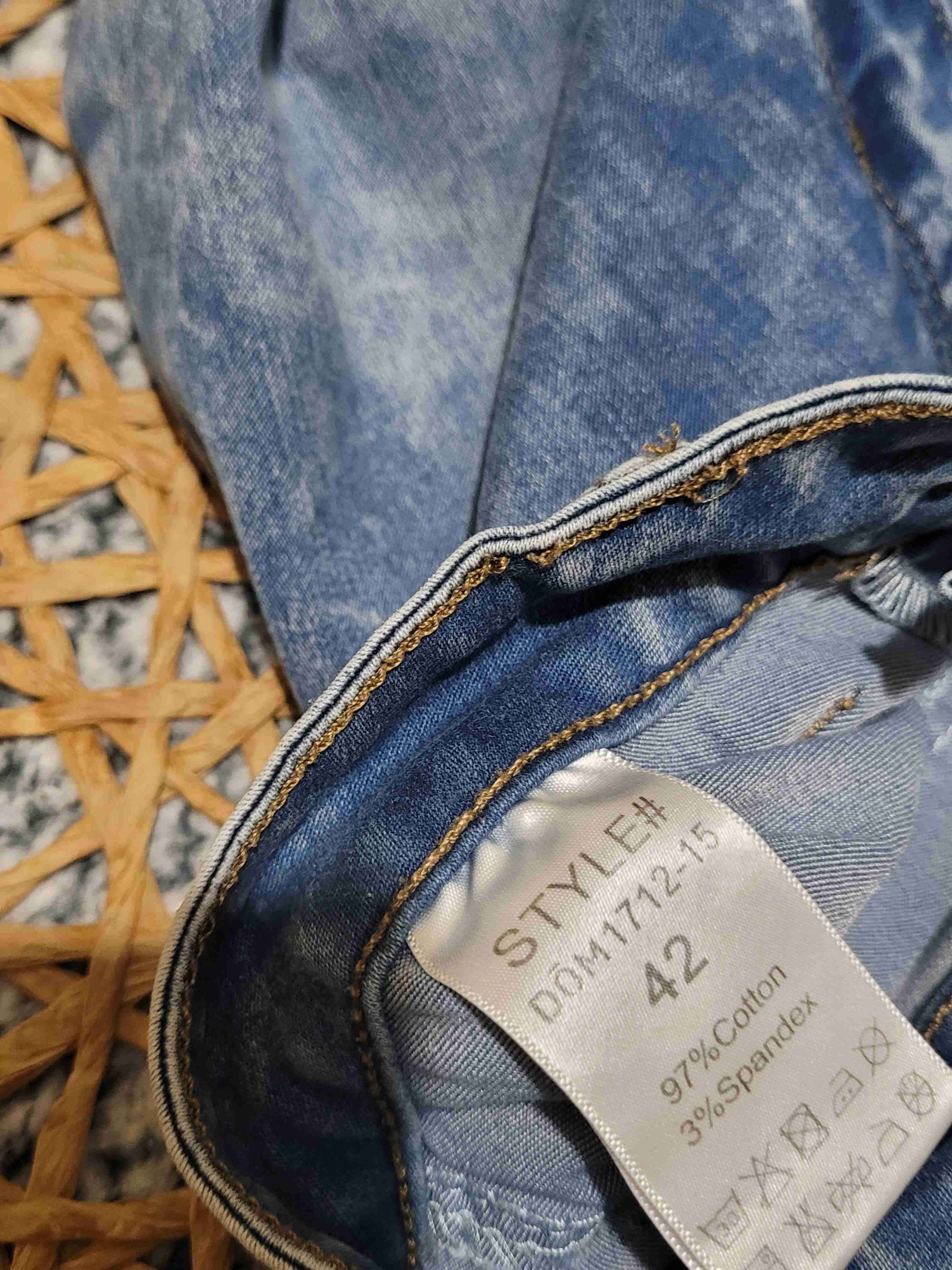 Jeans celeste estilo desgastado - miniatura 3