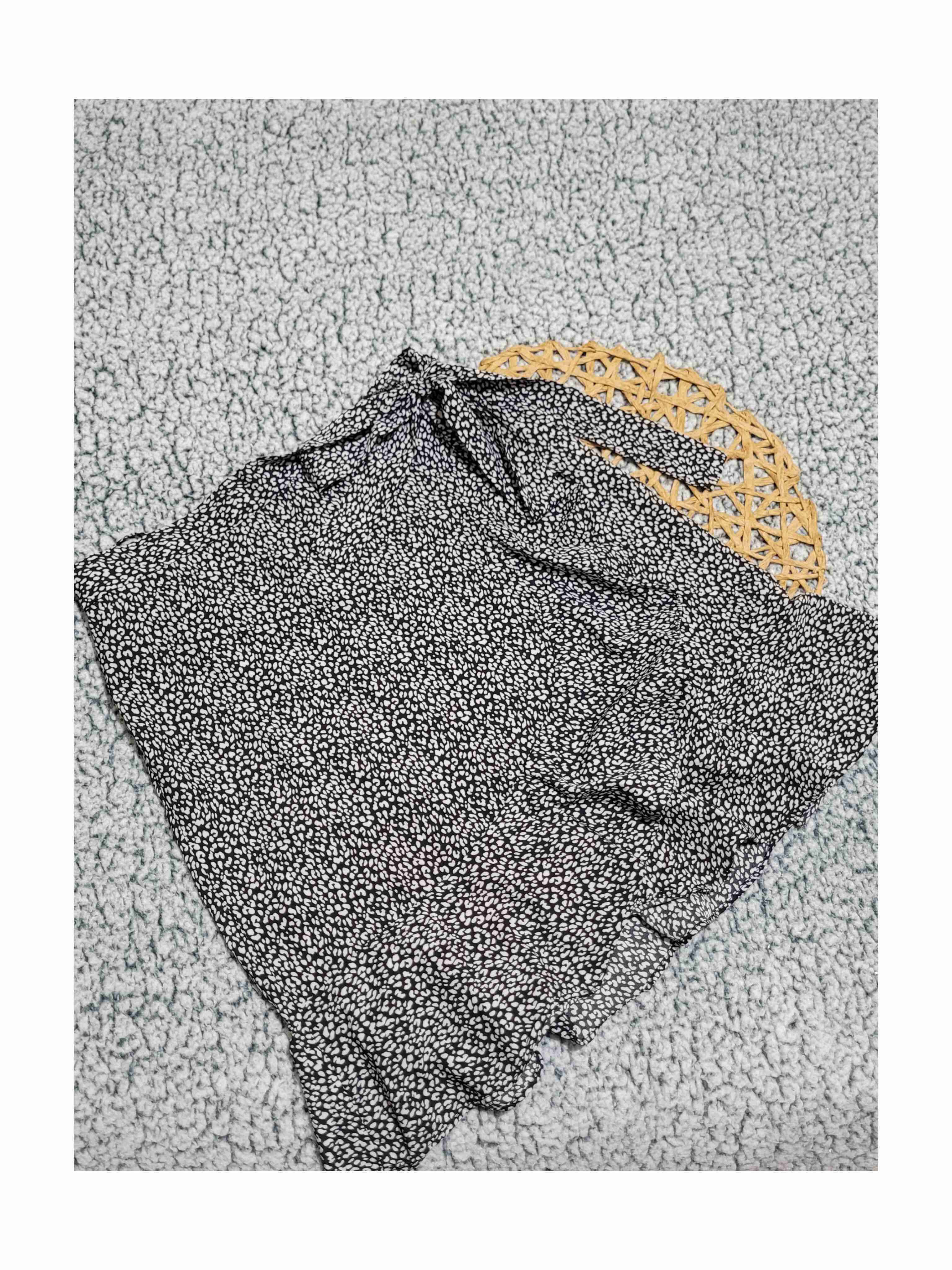 Falda negra con estampado blanco