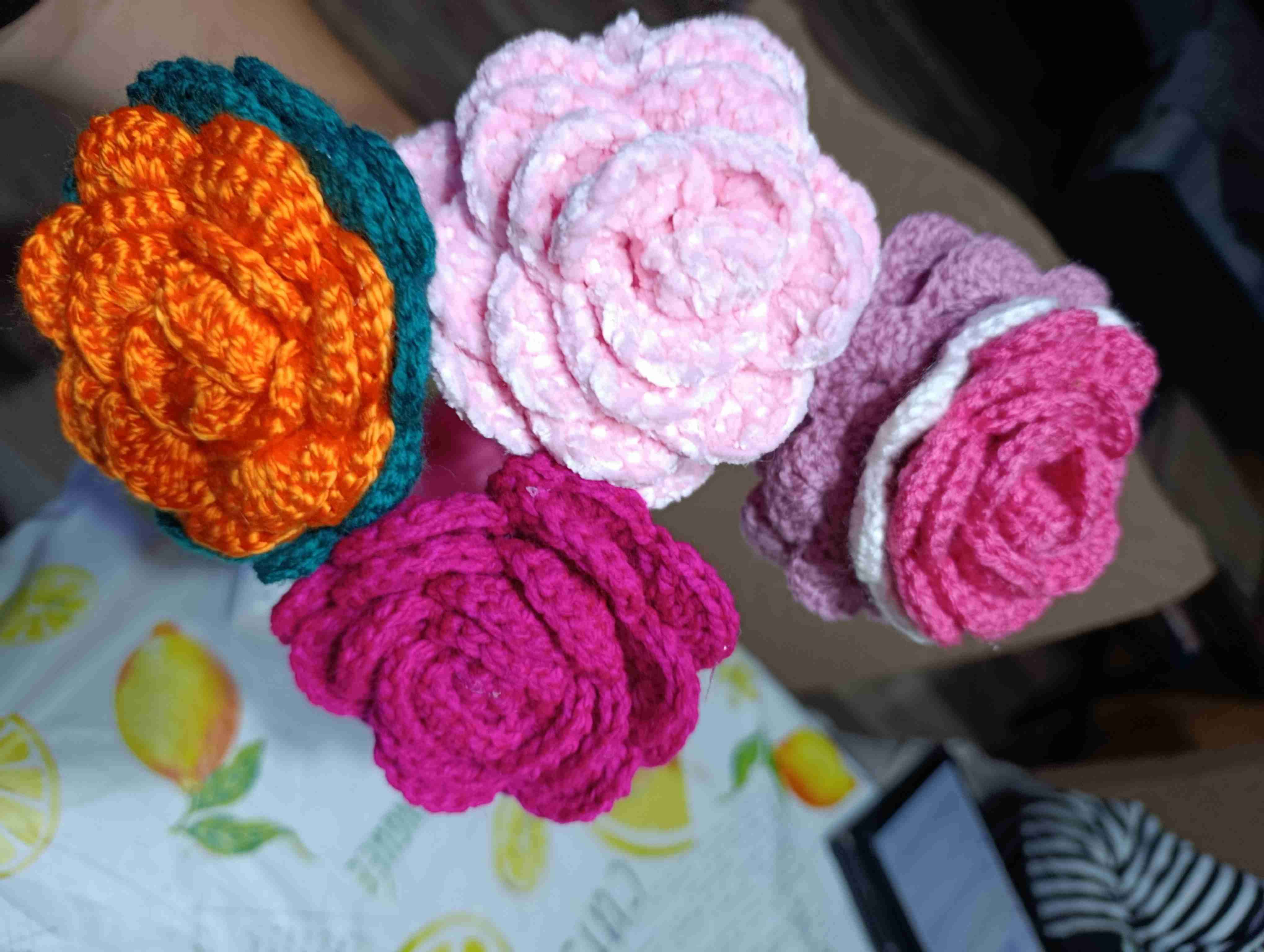 Ramo de flores de crochet - miniatura 3