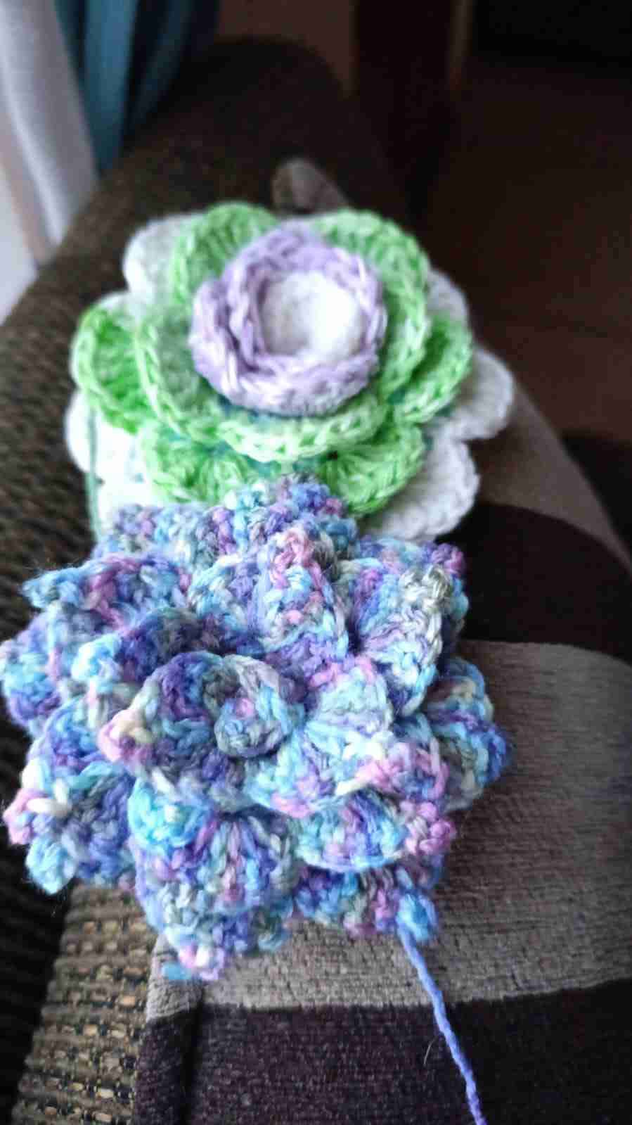 Ramo de flores de crochet - miniatura 6
