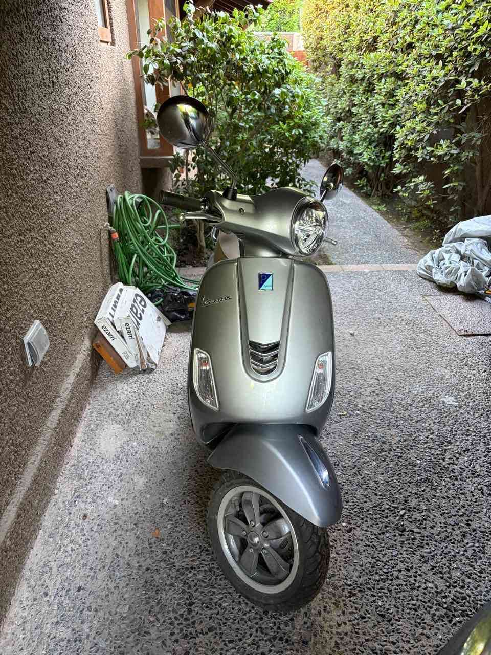 Vespa gris prácticamente nueva - miniatura 1