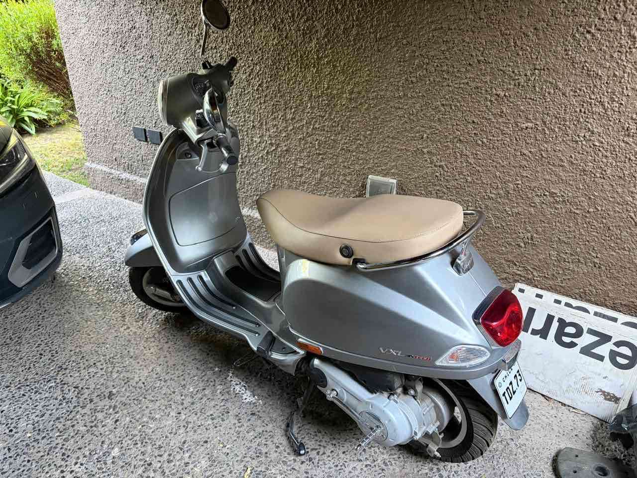 Vespa gris prácticamente nueva - miniatura 2
