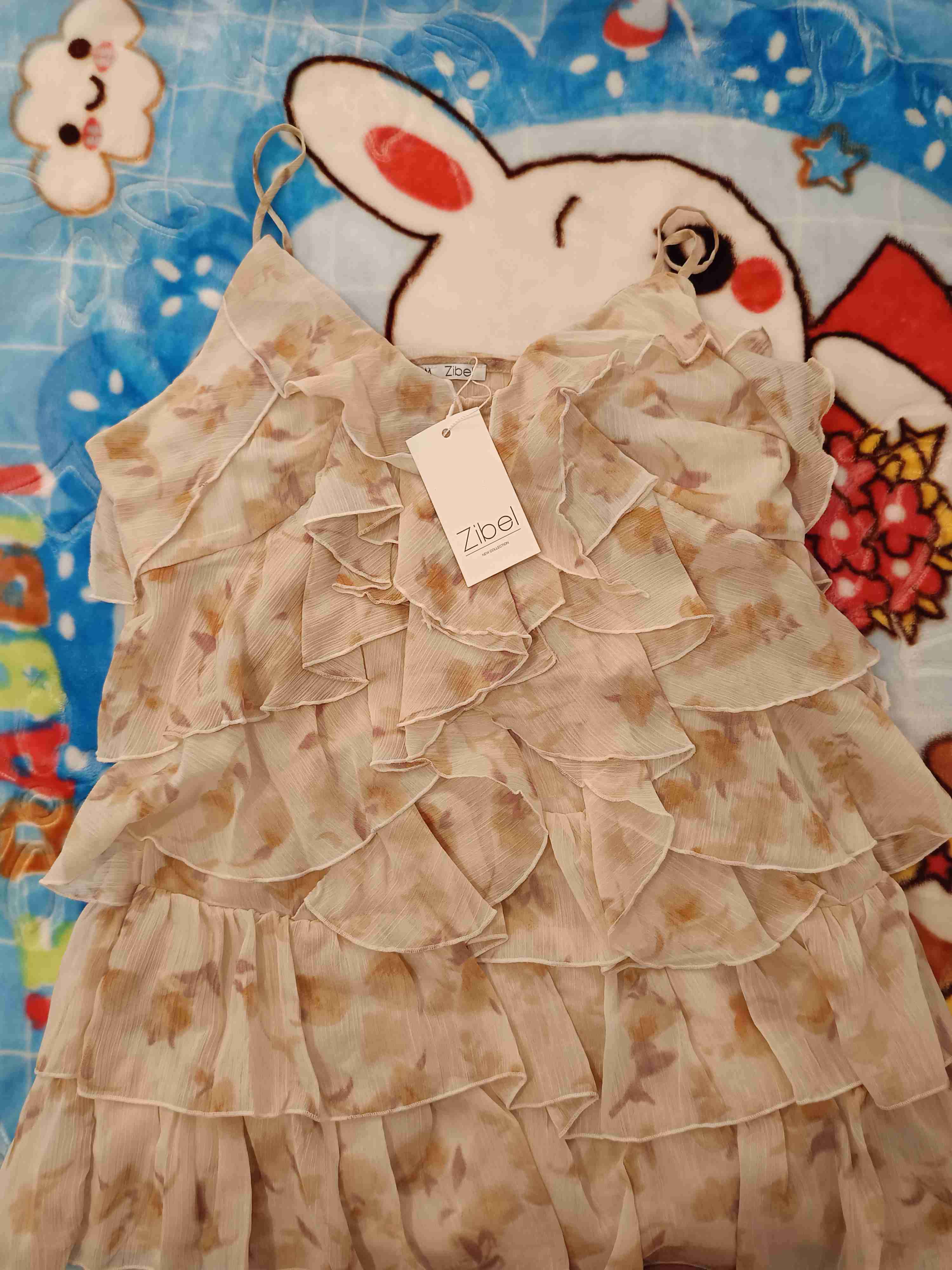 Polera beige con volantes