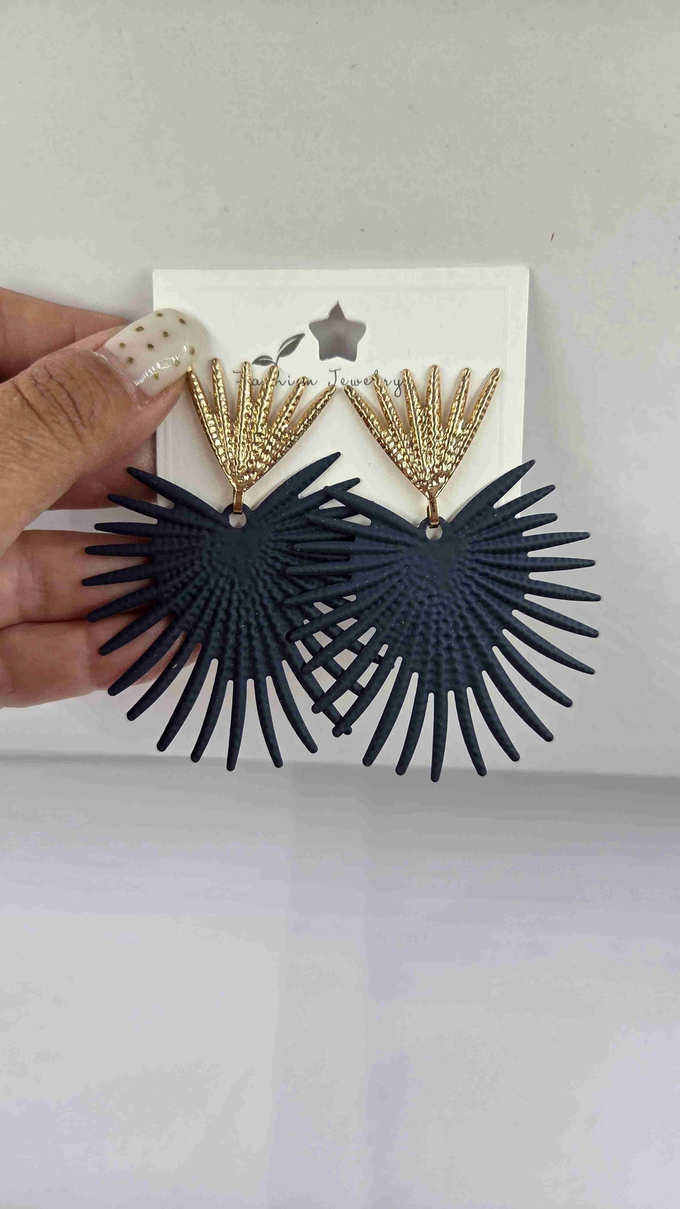 Aros dorados con diseño abstracto - miniatura 2