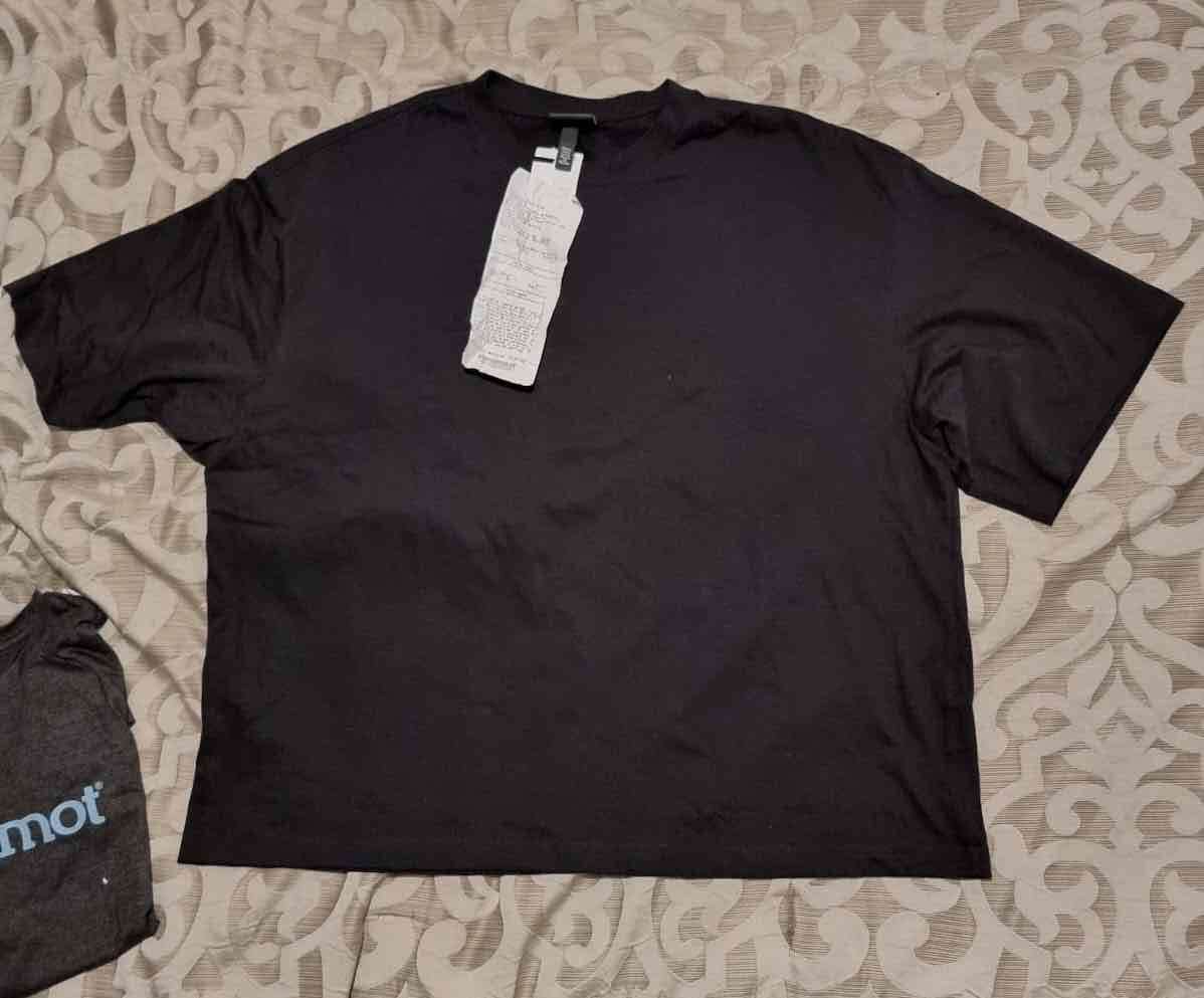 Polera H&M  negra con etiqueta