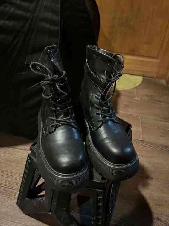 Botas negras de cuero - miniatura 1