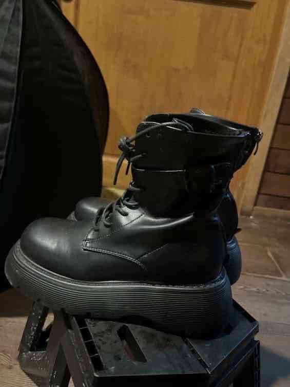 Botas negras de cuero - miniatura 2