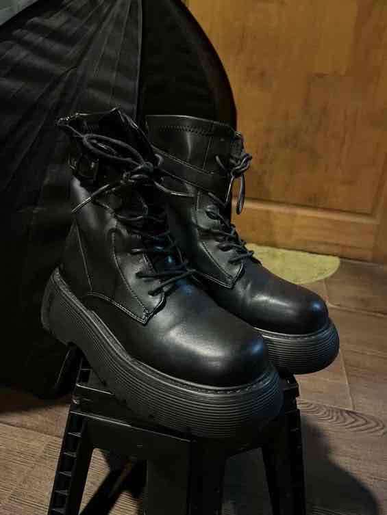 Botas negras de cuero - miniatura 3