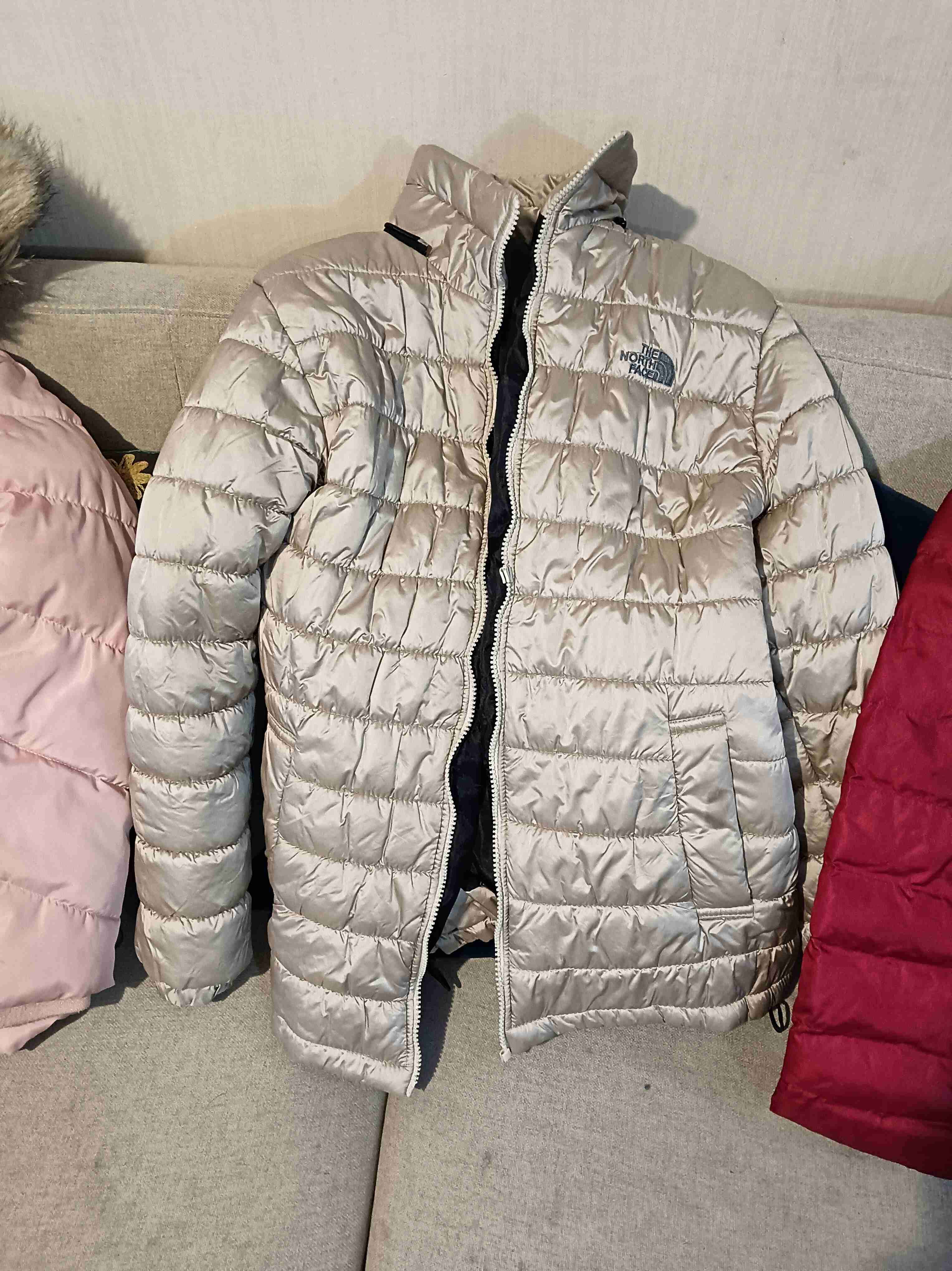 8 Chaquetas acolchadas roja con capucha - miniatura 4