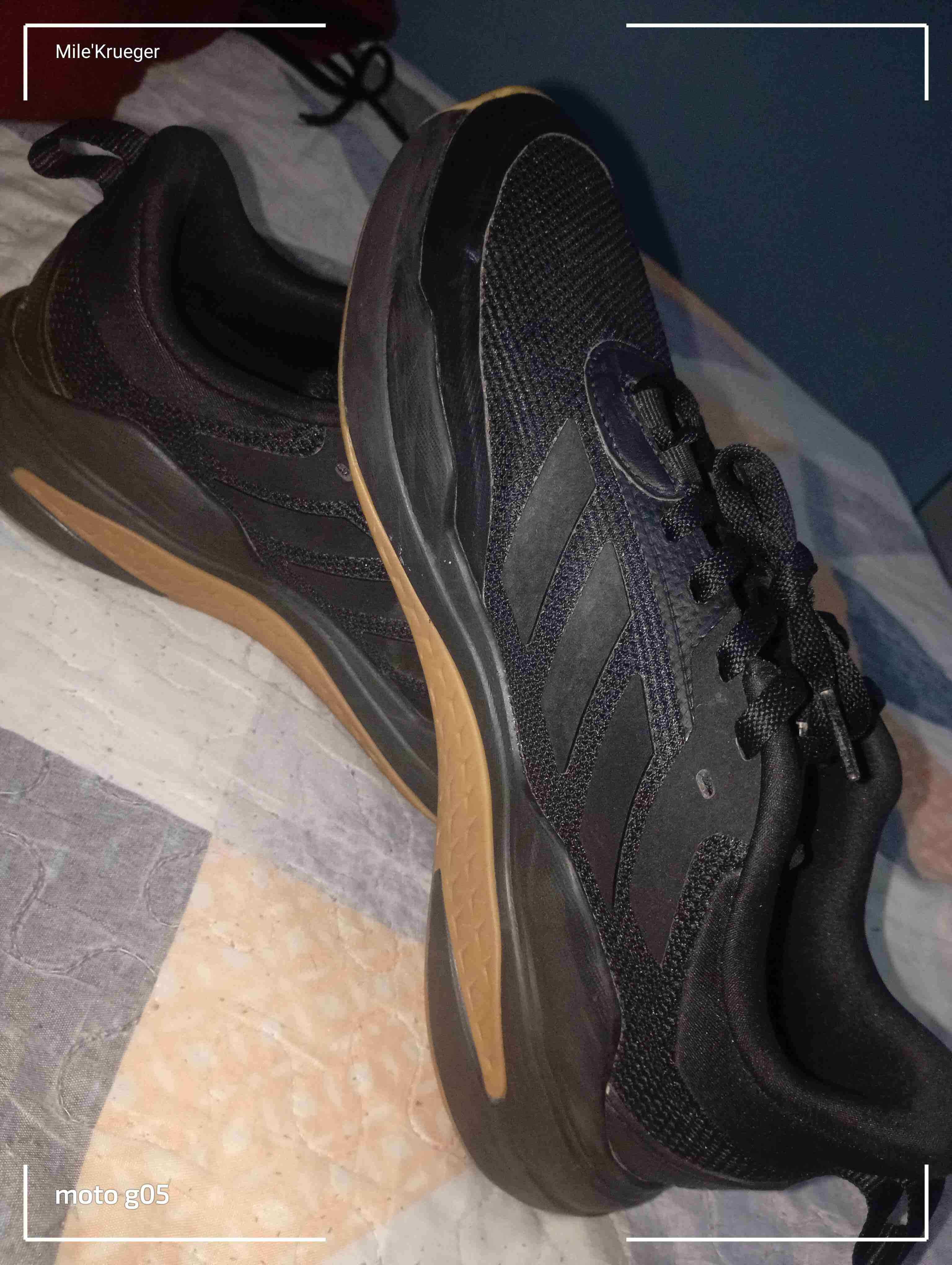 Zapatillas negras marca deportiva adidas - miniatura 3