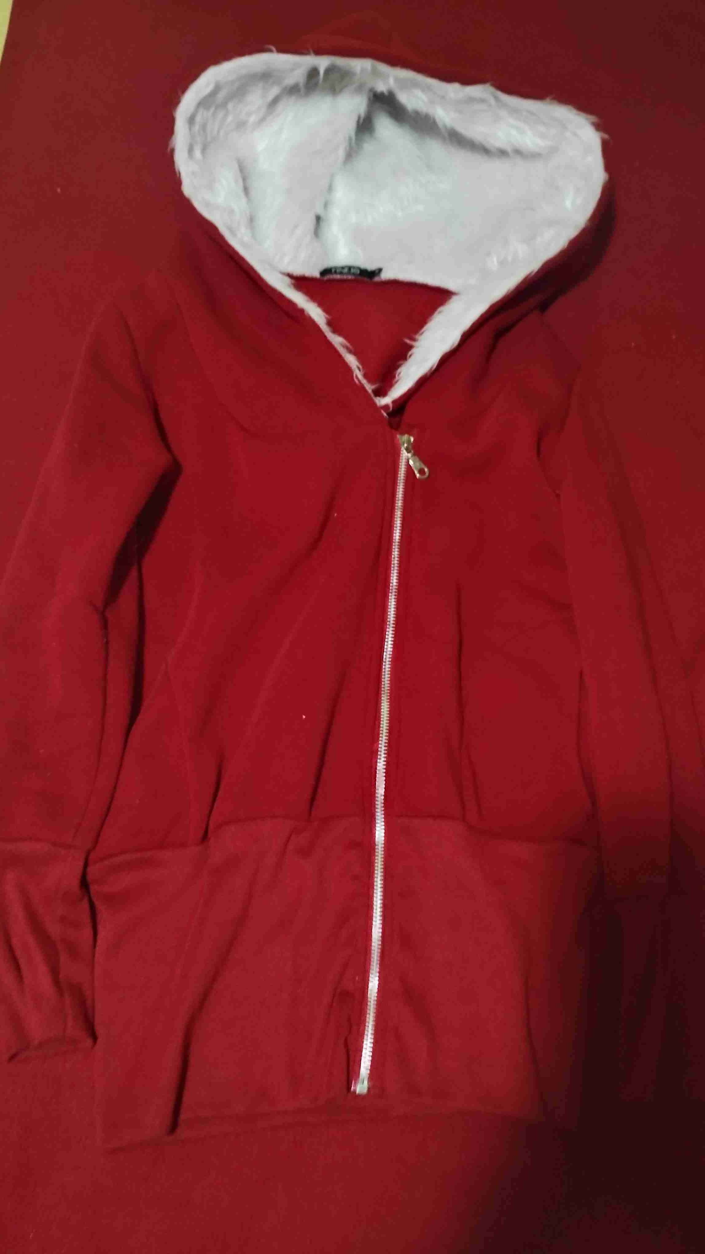 Polerón rojo con capucha