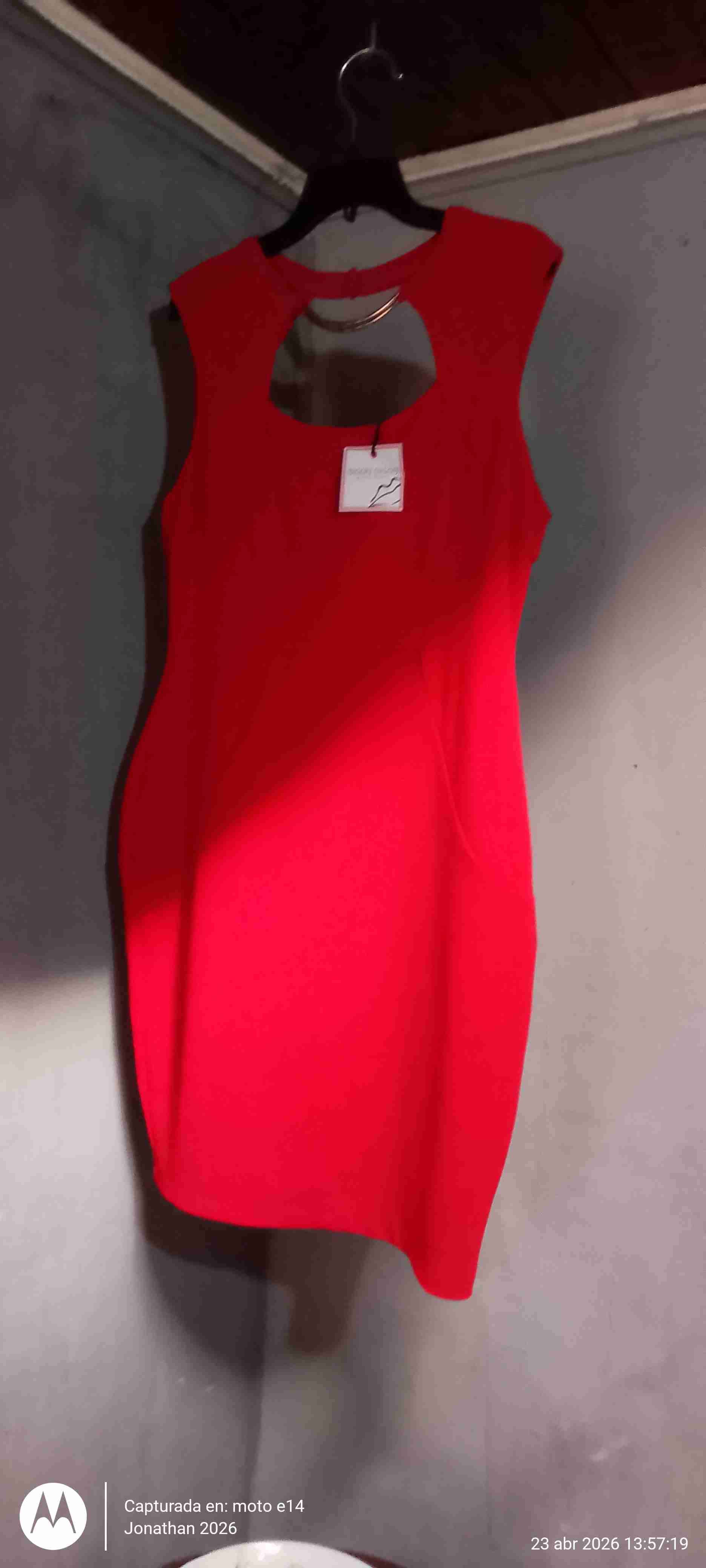 Vestido rojo sin mangas - miniatura 2