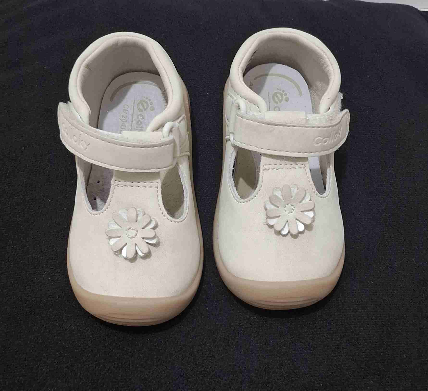 Zapatos bebe blancos con flor - miniatura 1