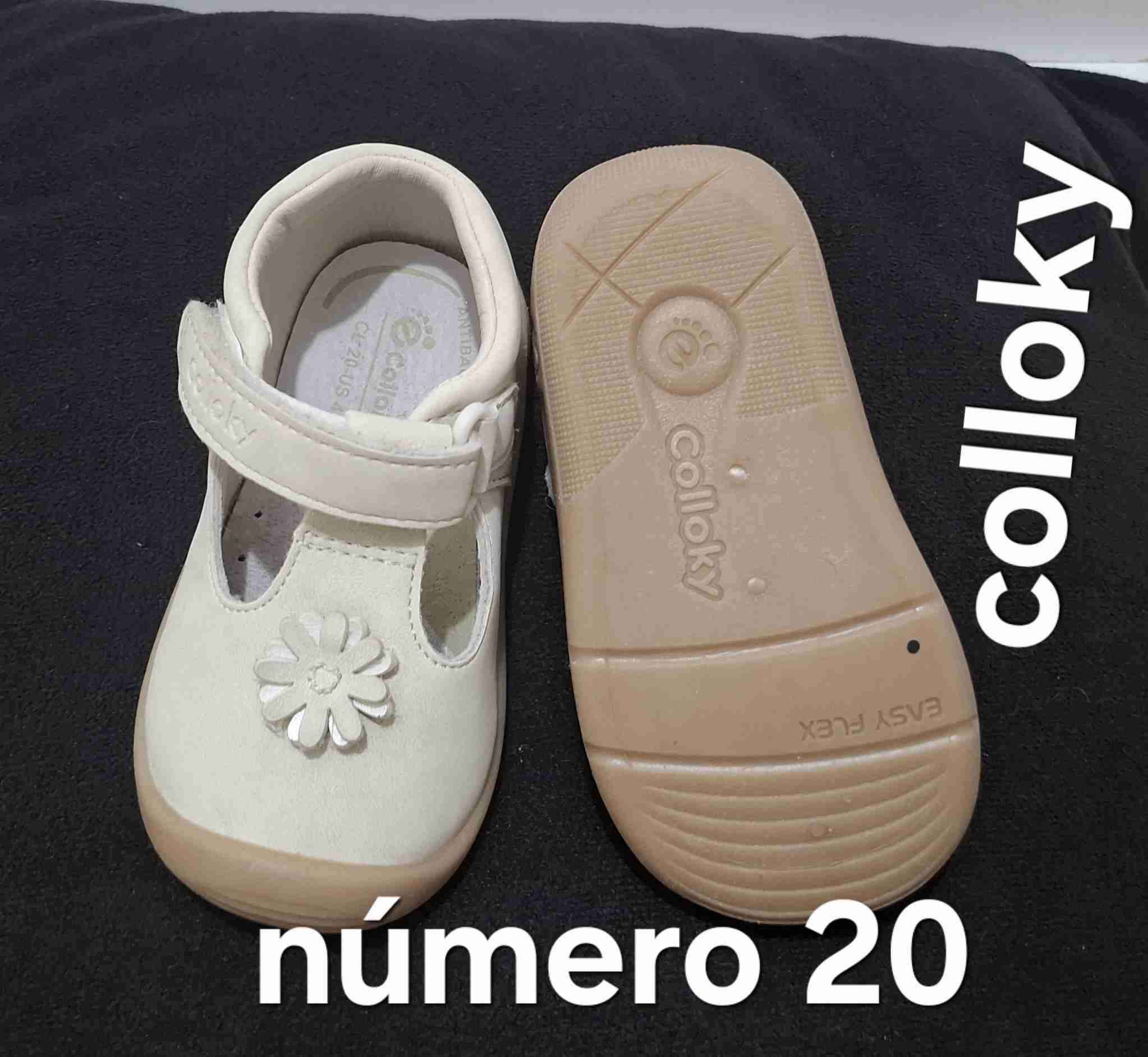 Zapatos bebe blancos con flor - miniatura 2