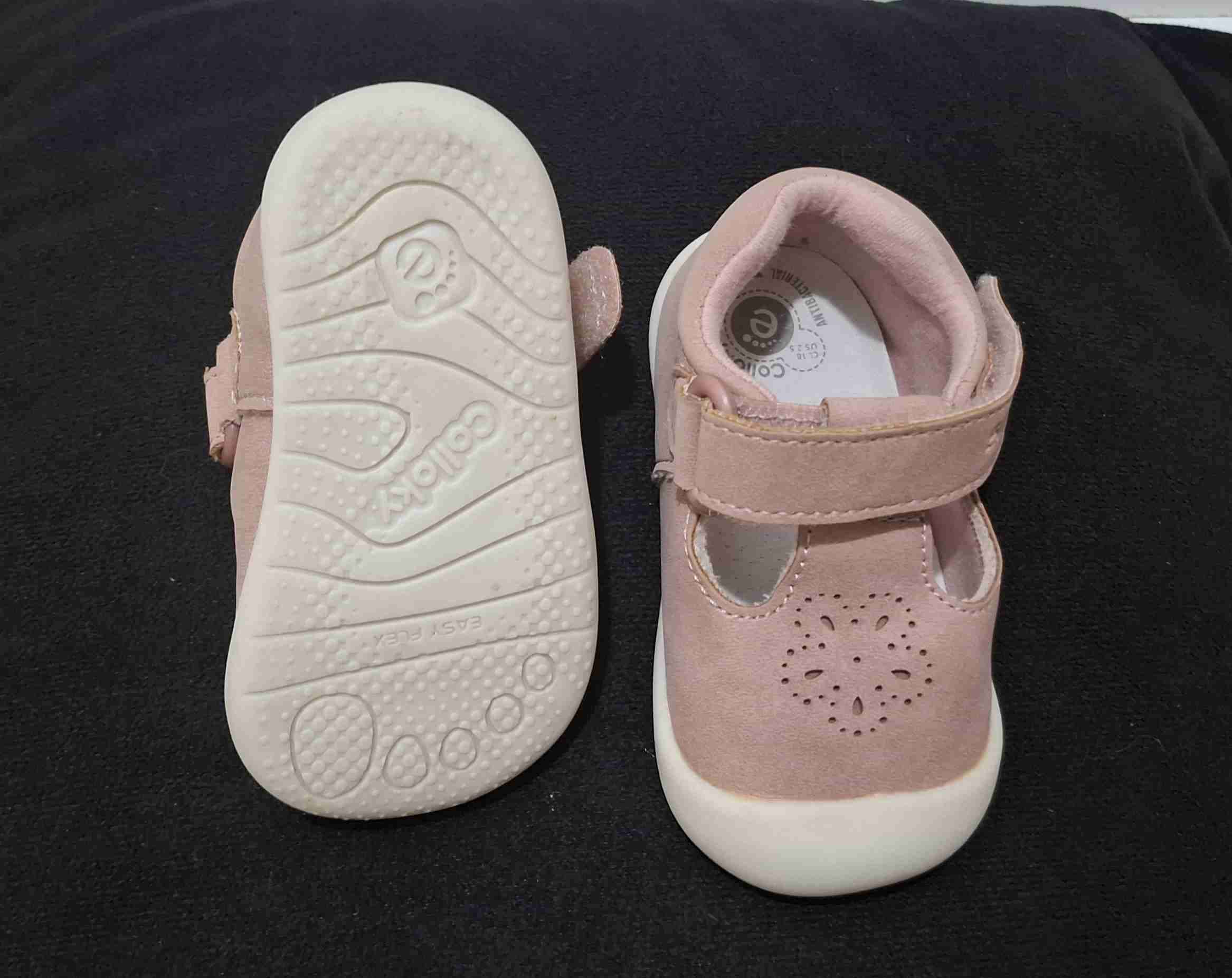 Zapatos bebe blancos con flor - miniatura 3